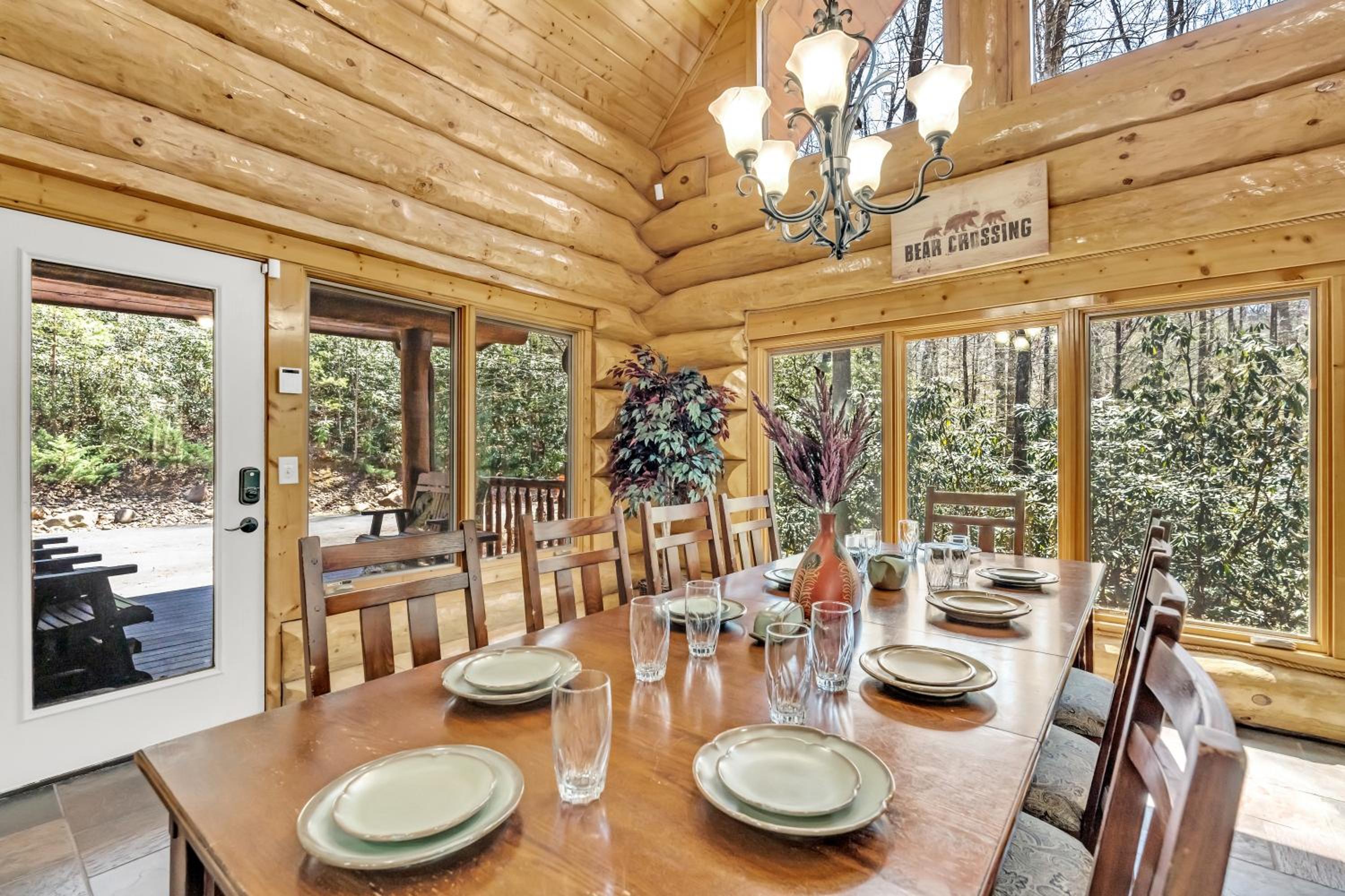Rippling Stream, Hot Tub, Game Room, 5 Star, Fire Pit, Free Attraction Tickets, Secluded!!!