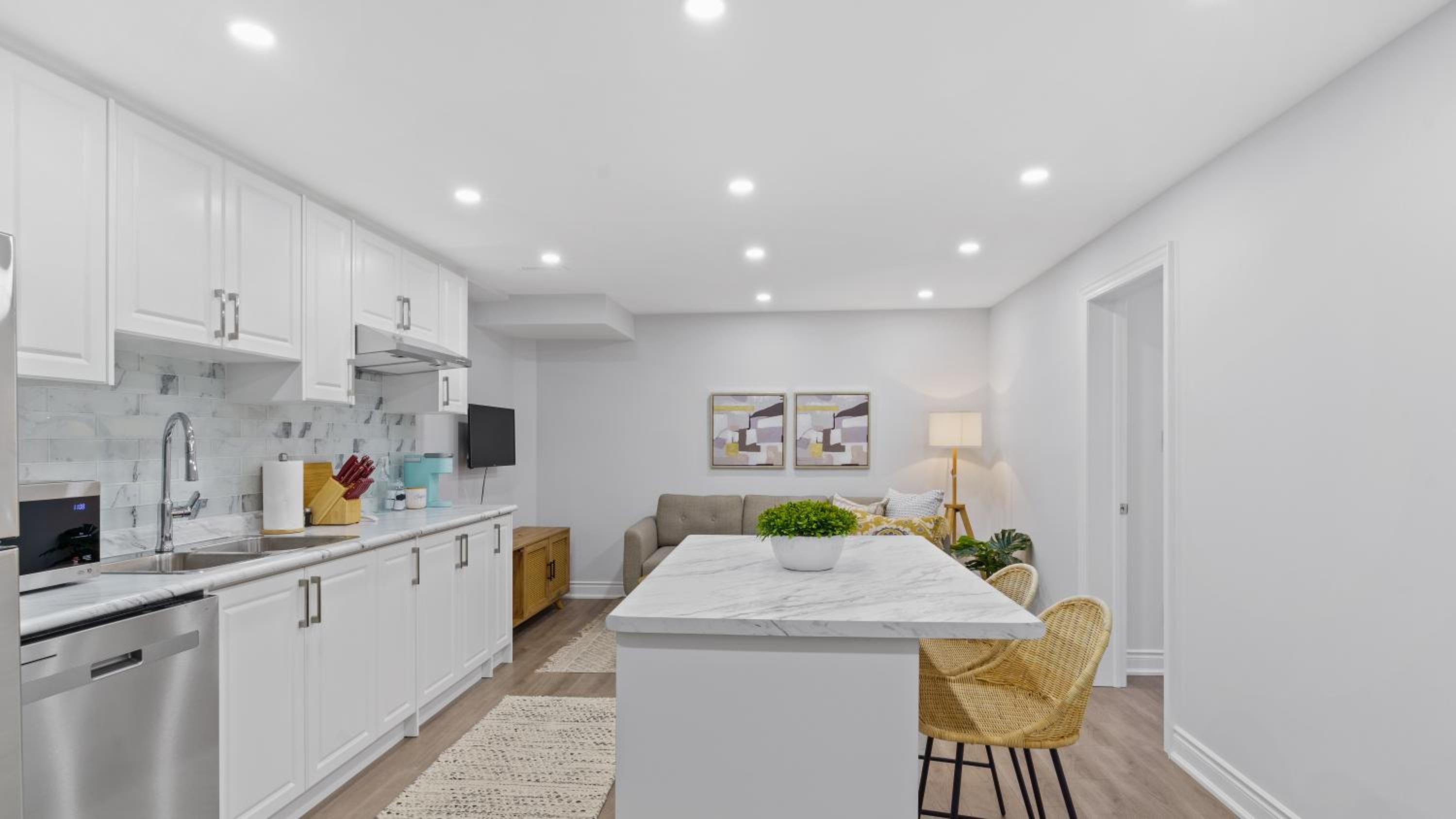 Family Friendly - HOT TUB - Near Toronto & UOIT