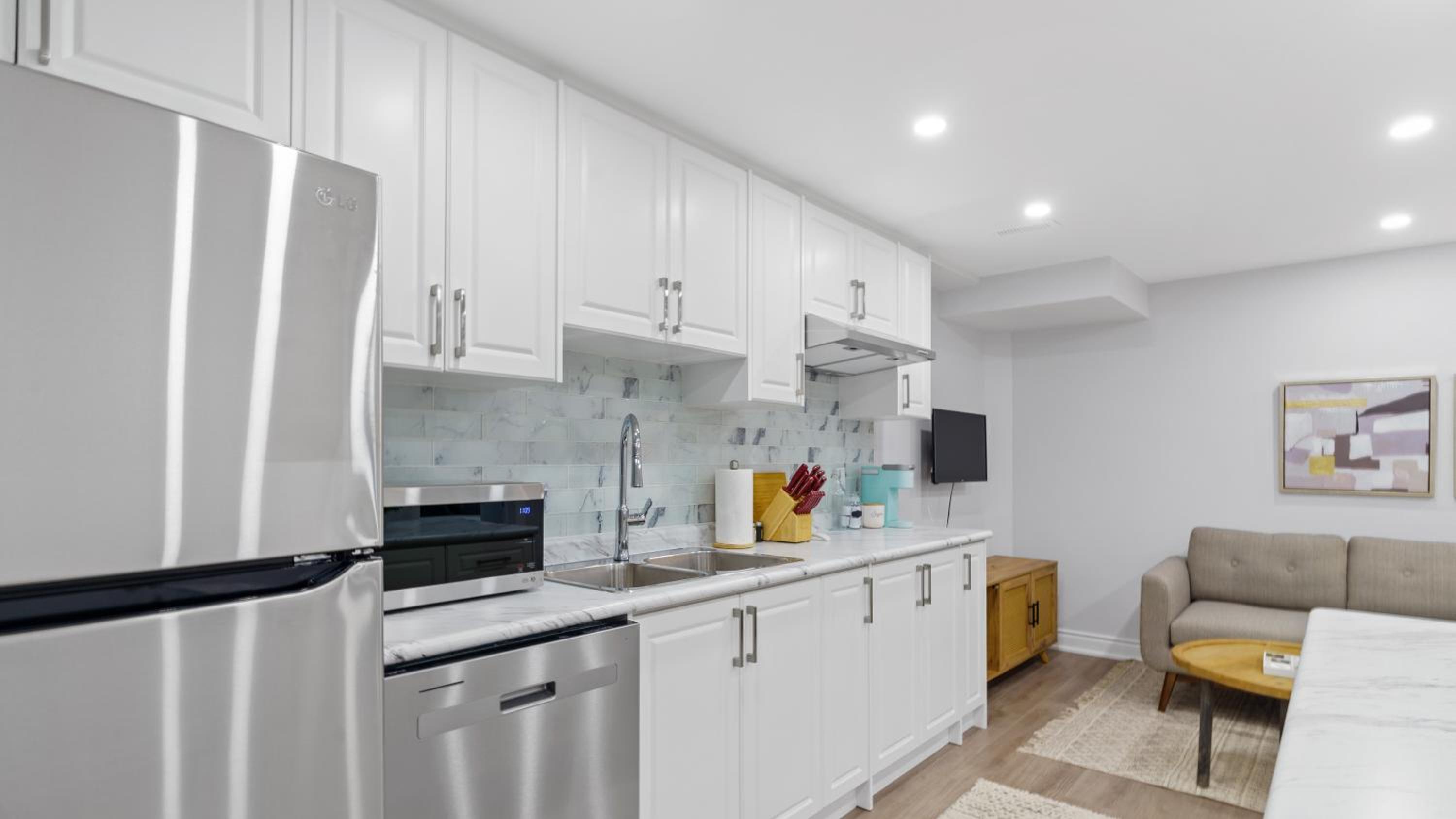Family Friendly - HOT TUB - Near Toronto & UOIT