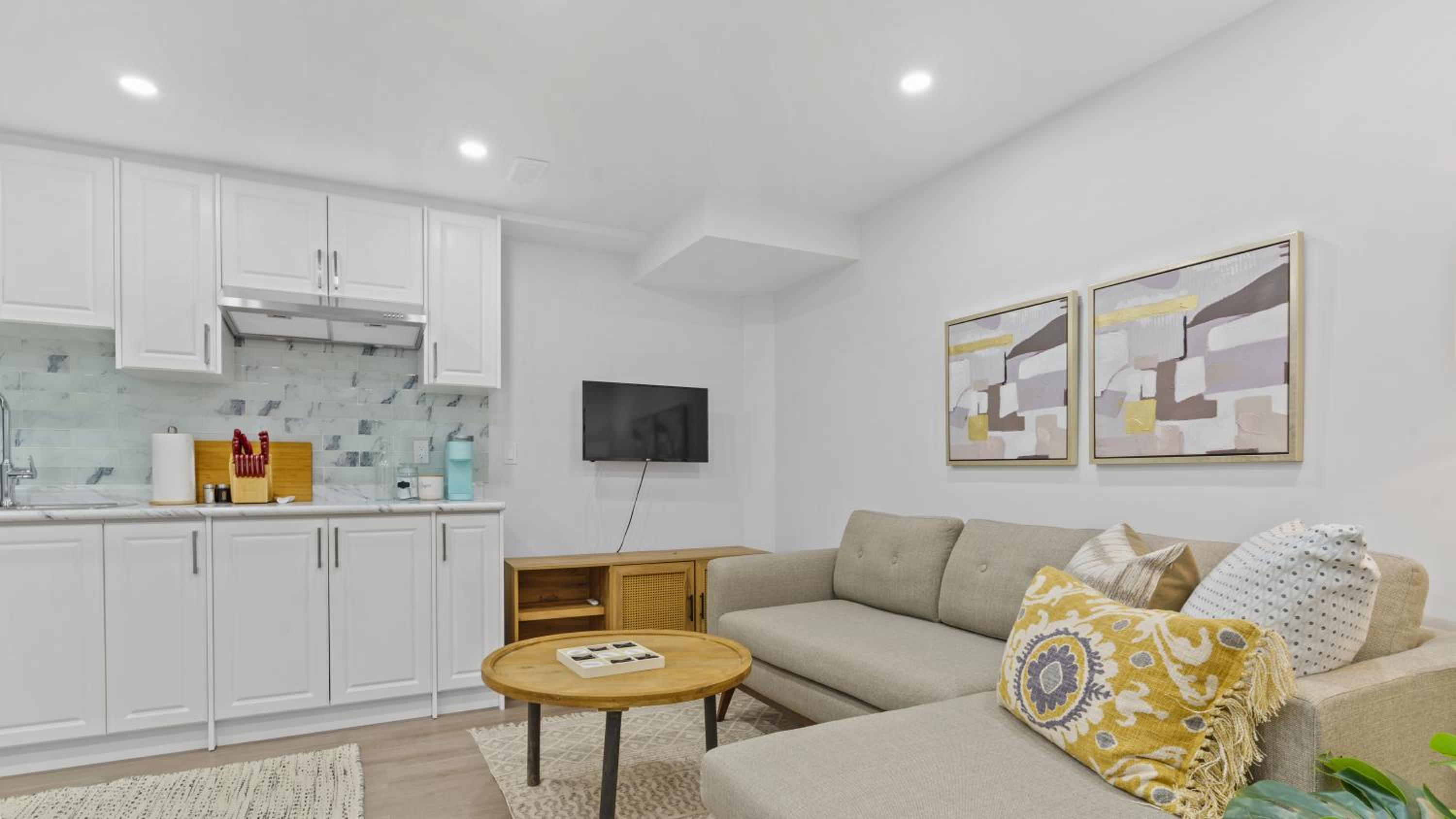 Family Friendly - HOT TUB - Near Toronto & UOIT