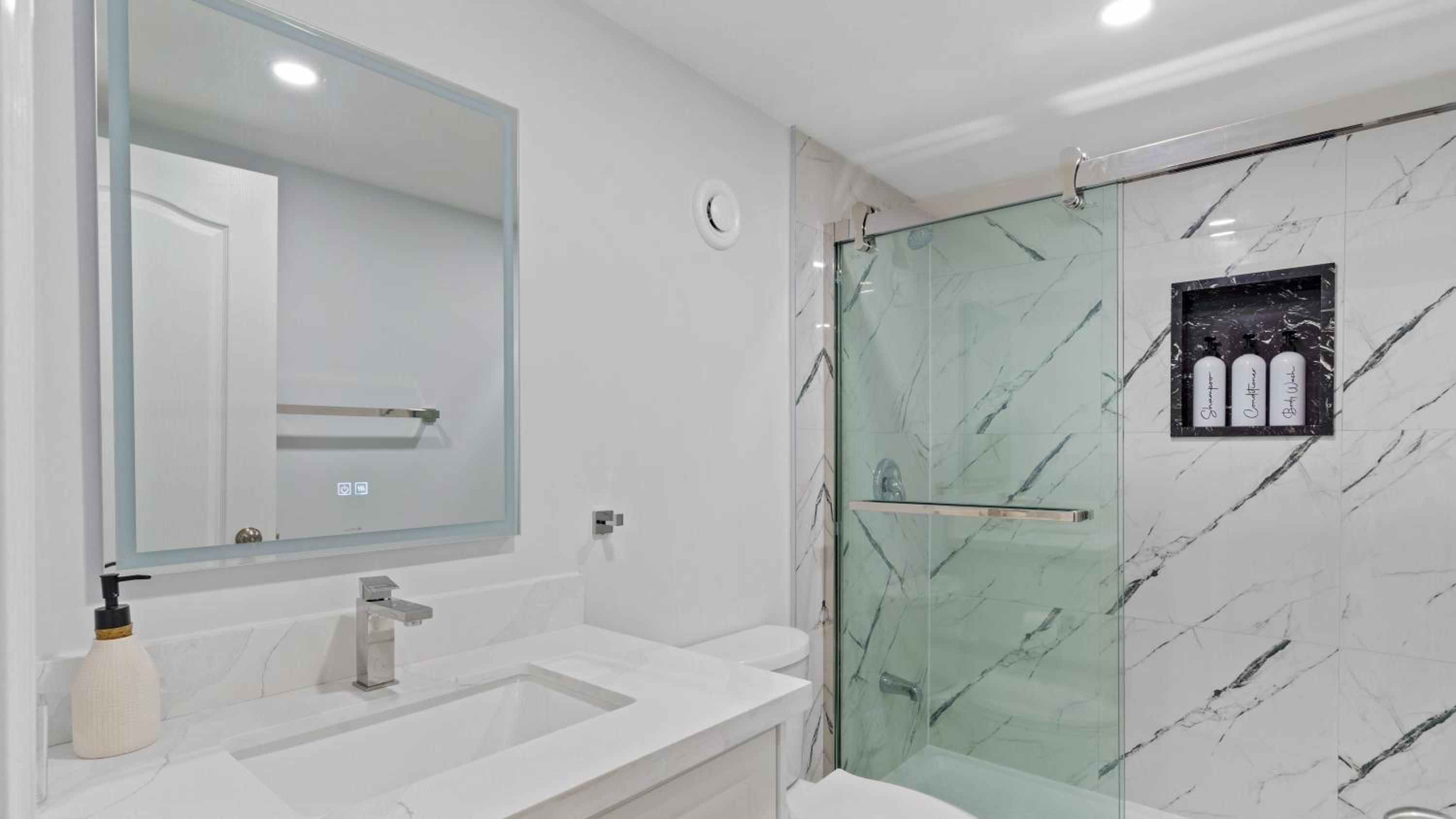 Family Friendly - HOT TUB - Near Toronto & UOIT
