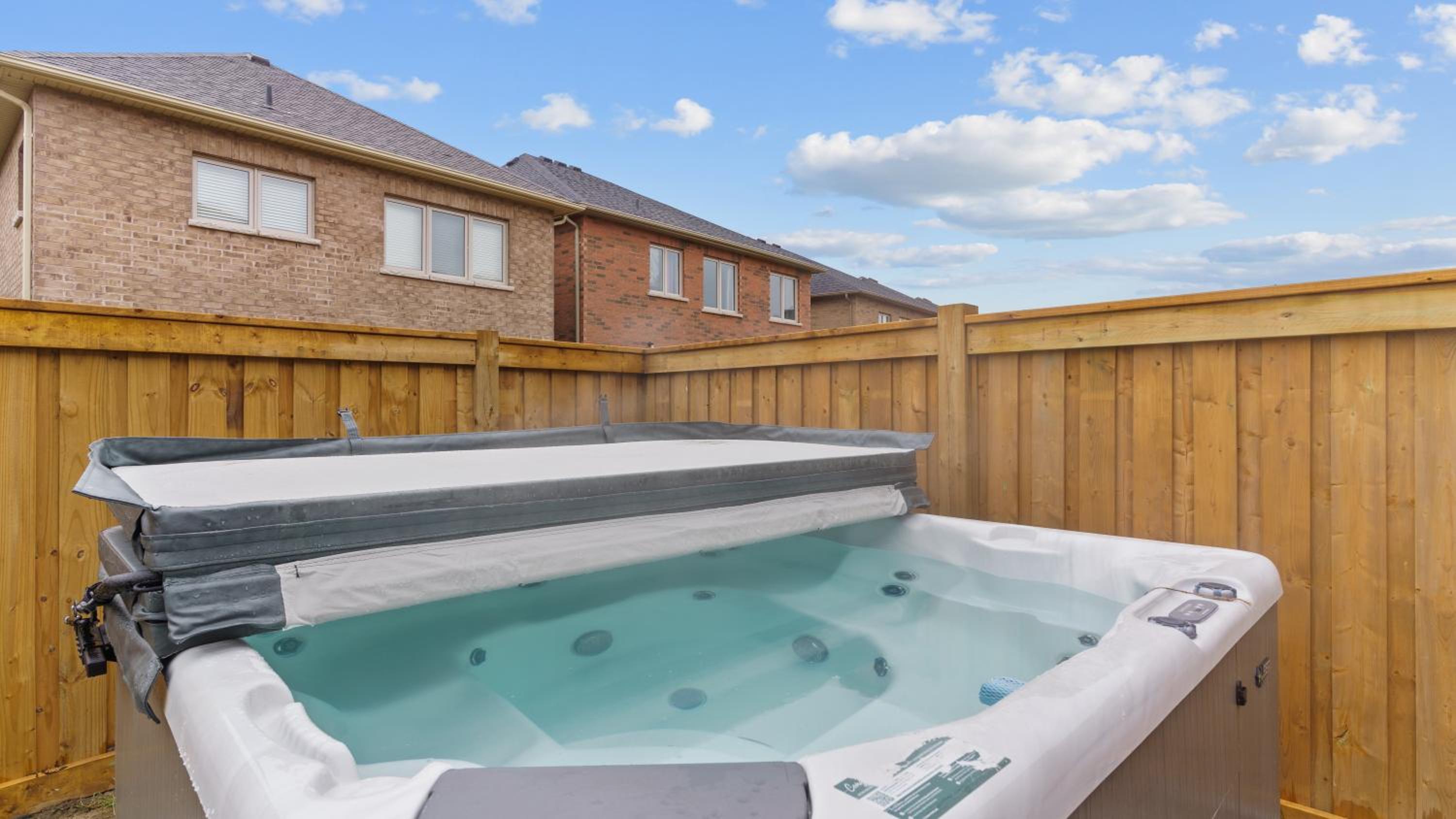 Family Friendly - HOT TUB - Near Toronto & UOIT