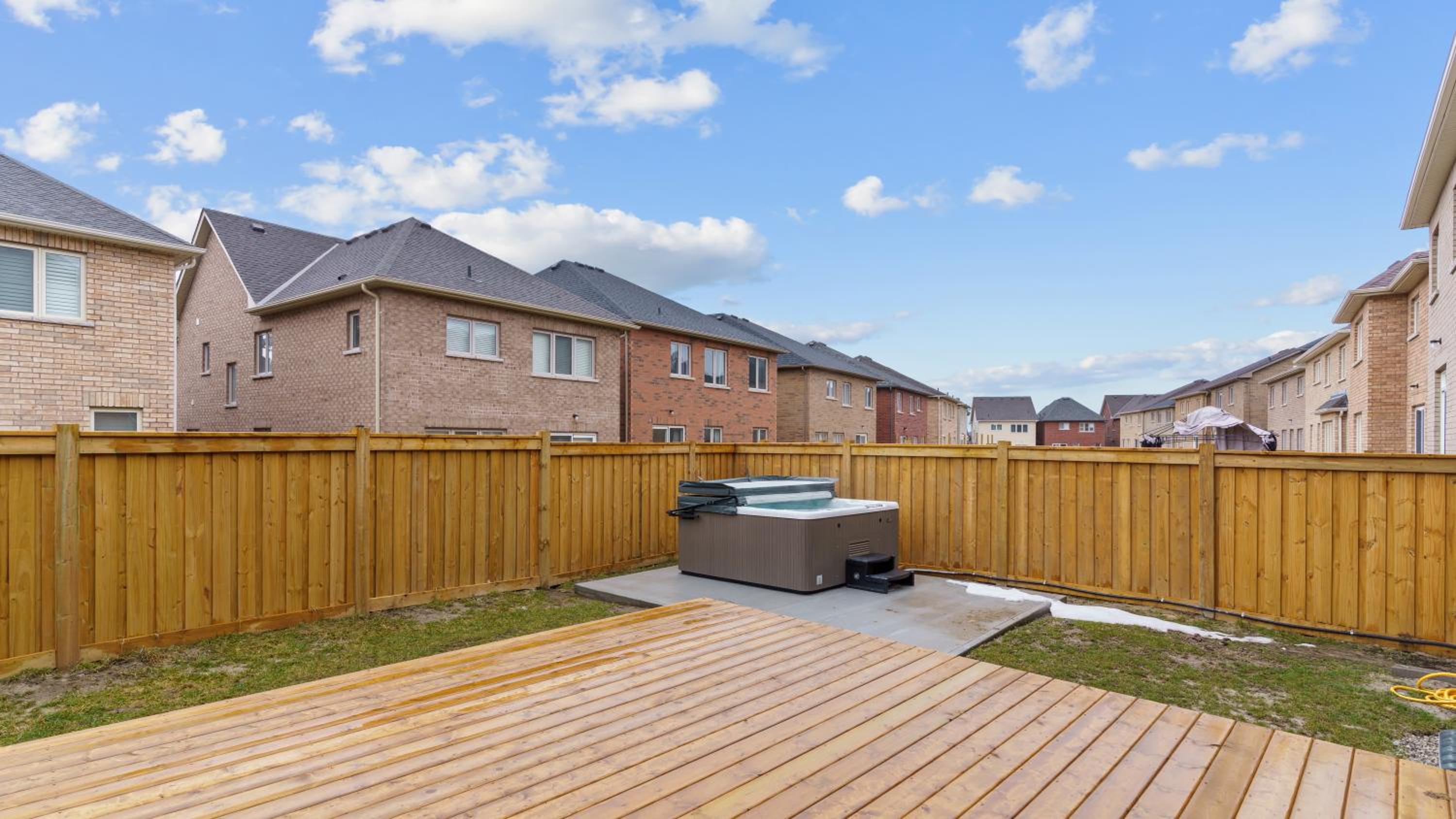 Family Friendly - HOT TUB - Near Toronto & UOIT