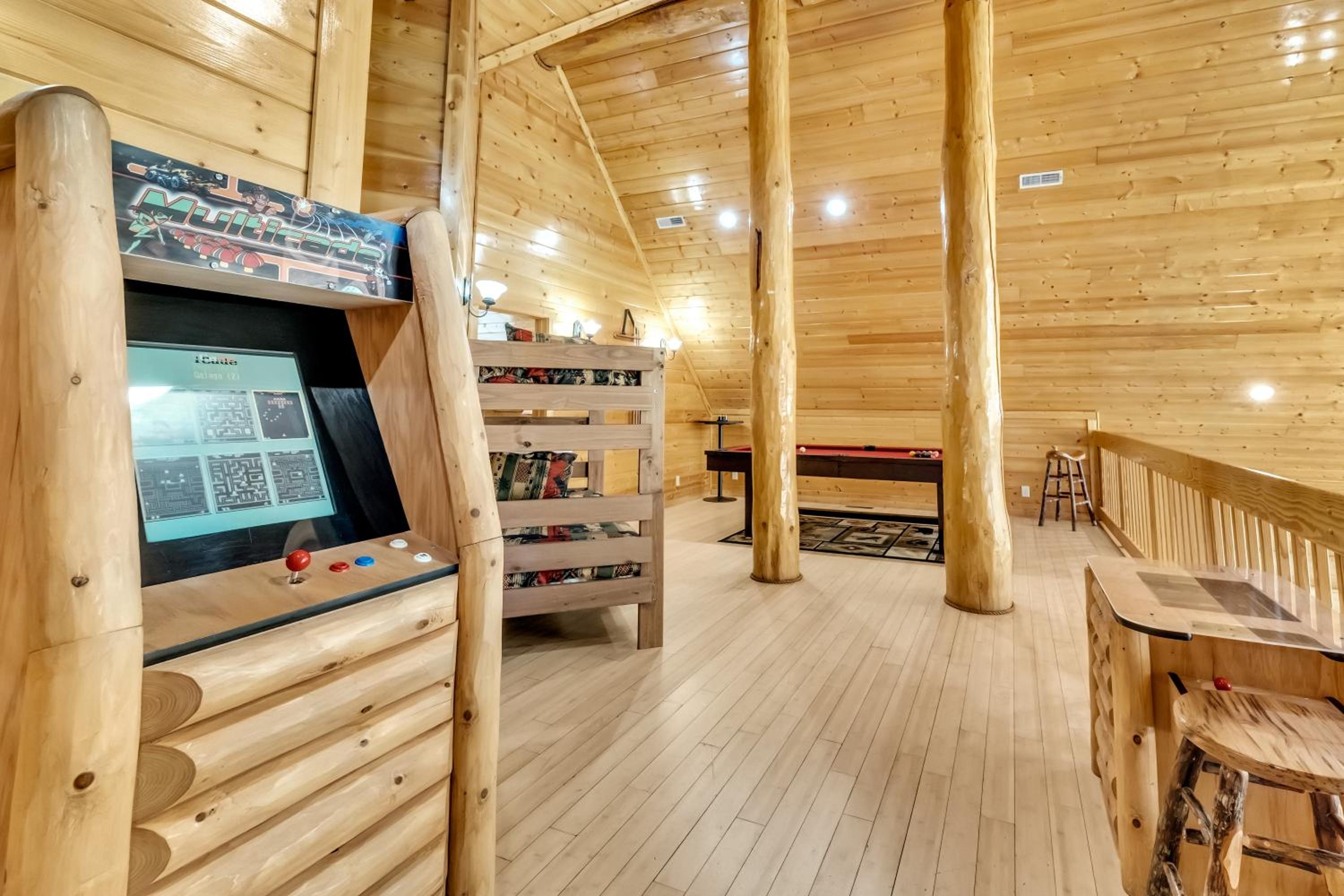 Rippling Stream, Hot Tub, Game Room, 5 Star, Fire Pit, Free Attraction Tickets, Secluded!!!