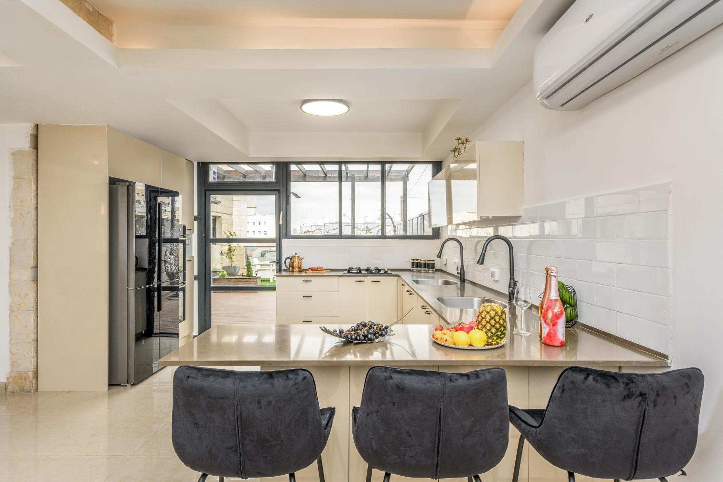Apartment In The Shukanyon Building In Jerusalem view 5