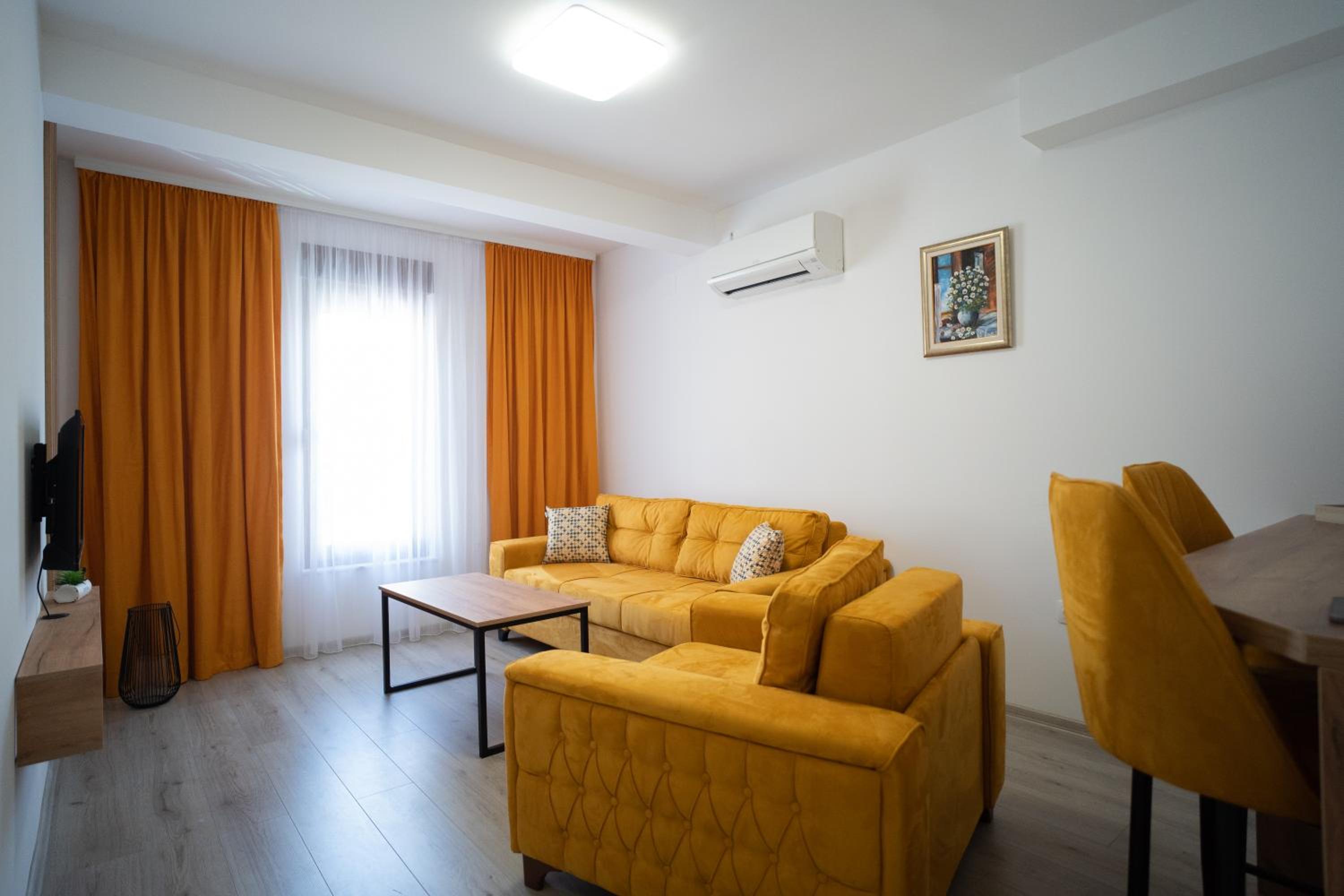 Apartments and rooms SMILE