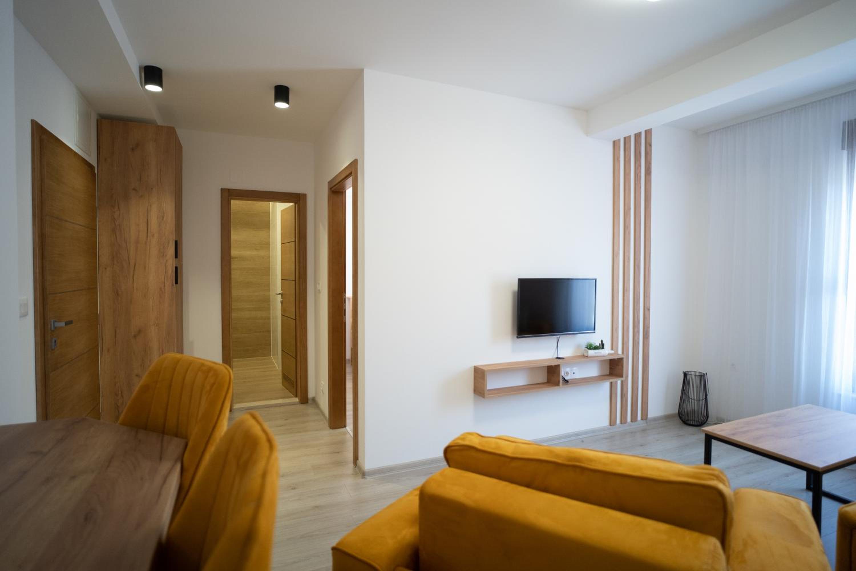 Apartments and rooms SMILE