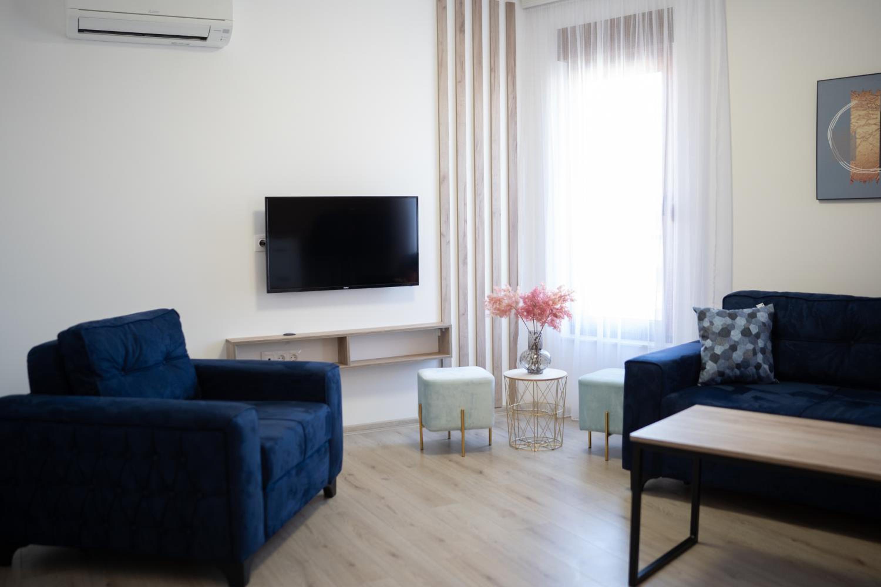 Apartments and rooms SMILE