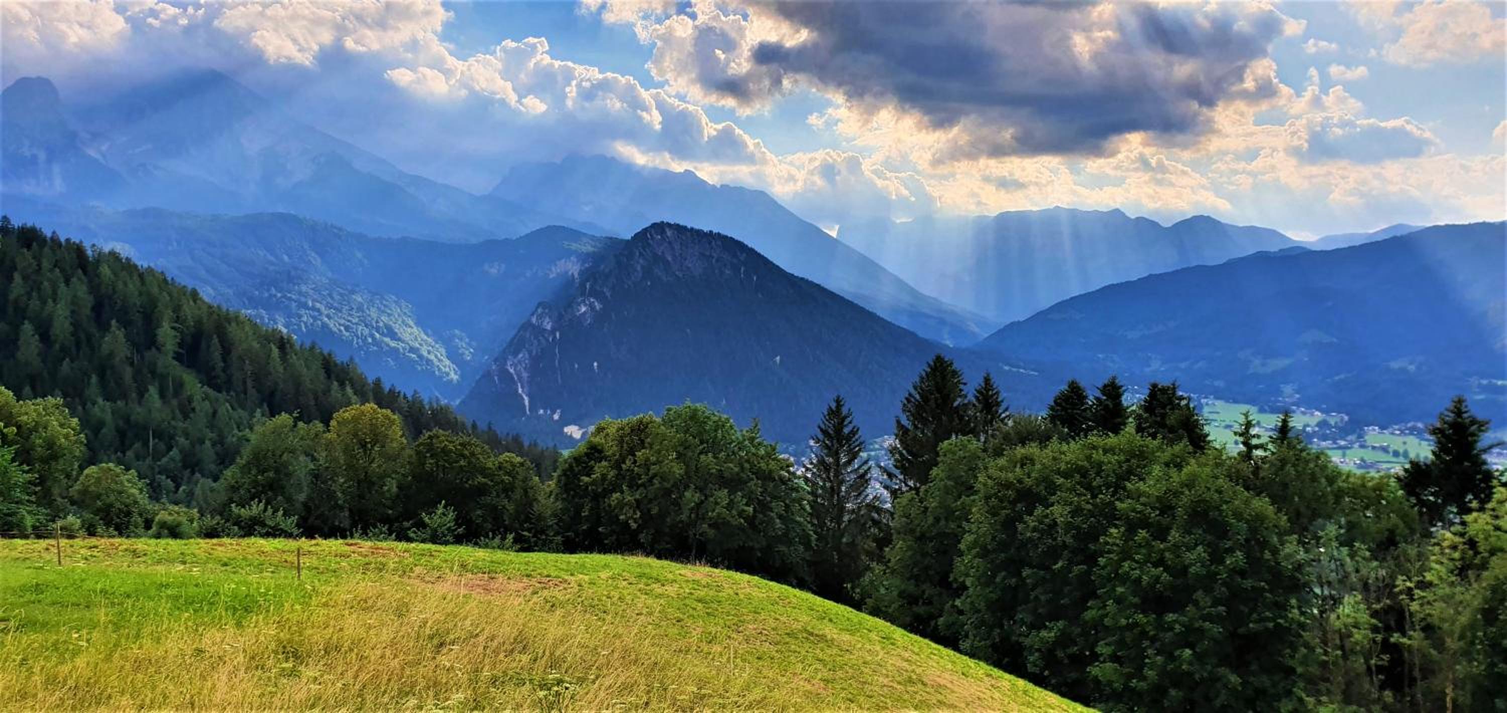 2 Bergpanorama mit Blick ins Tal für absolute Nichtraucher