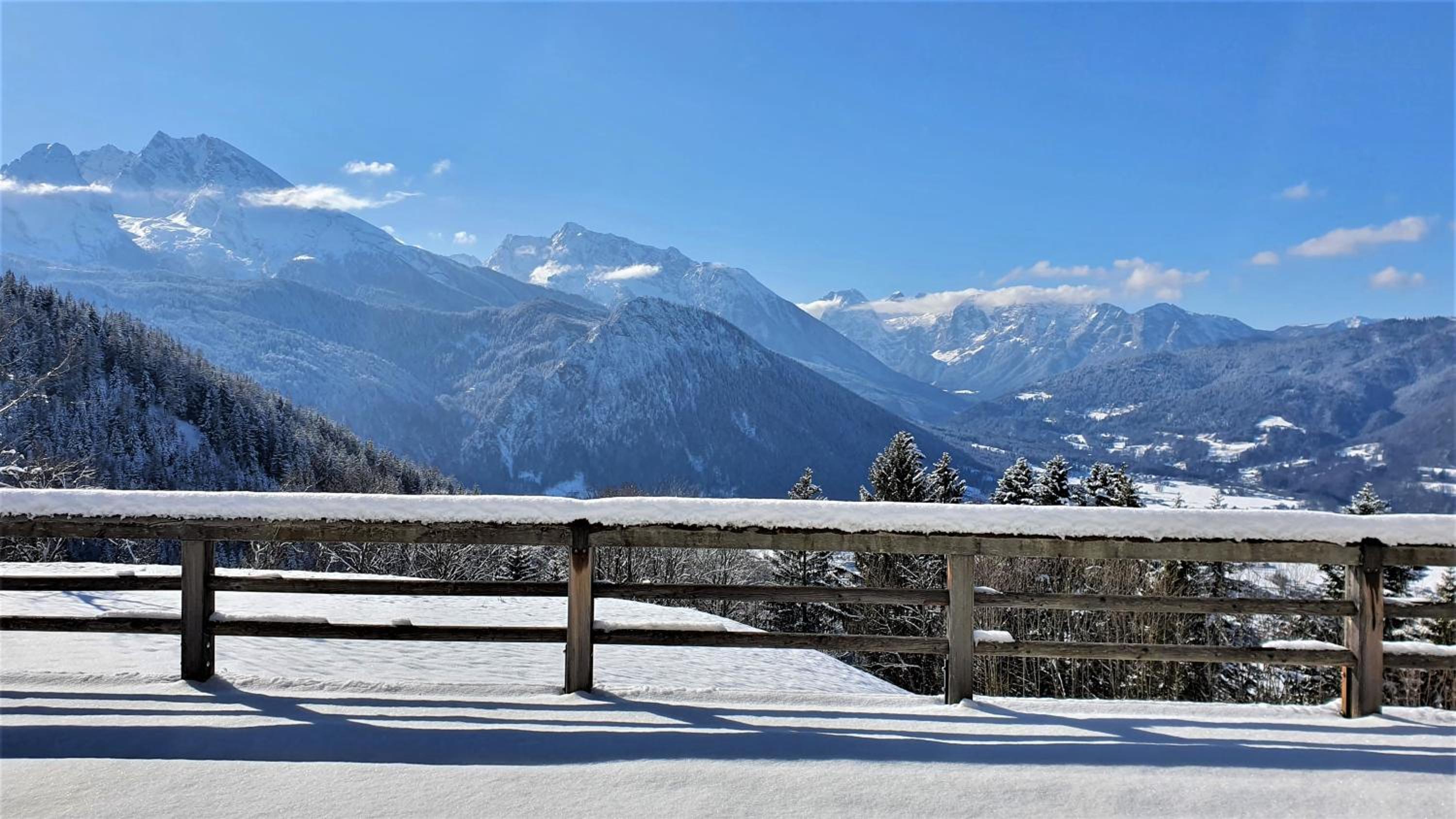 2 Bergpanorama mit Blick ins Tal für absolute Nichtraucher