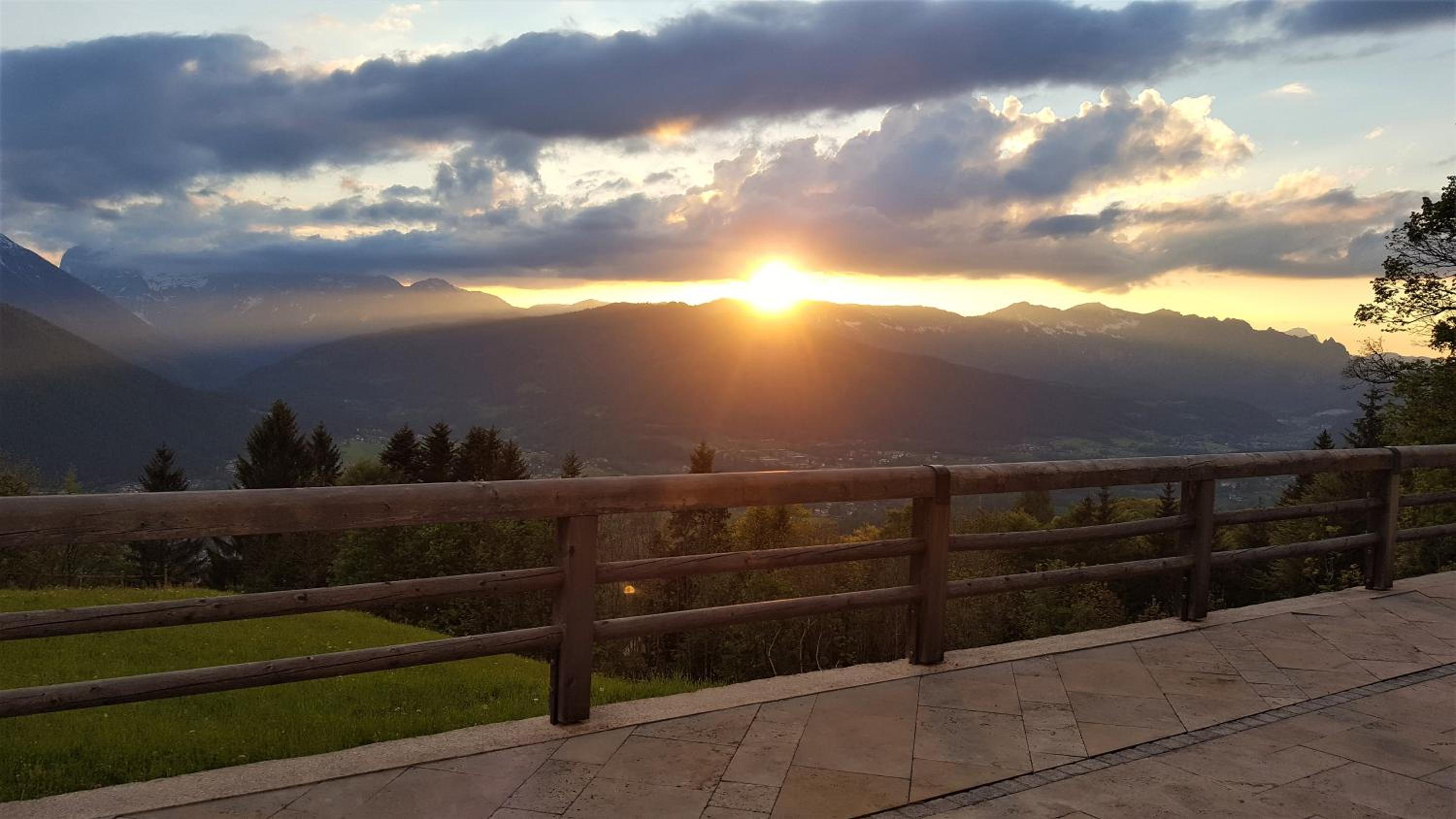 2 Bergpanorama mit Blick ins Tal für absolute Nichtraucher