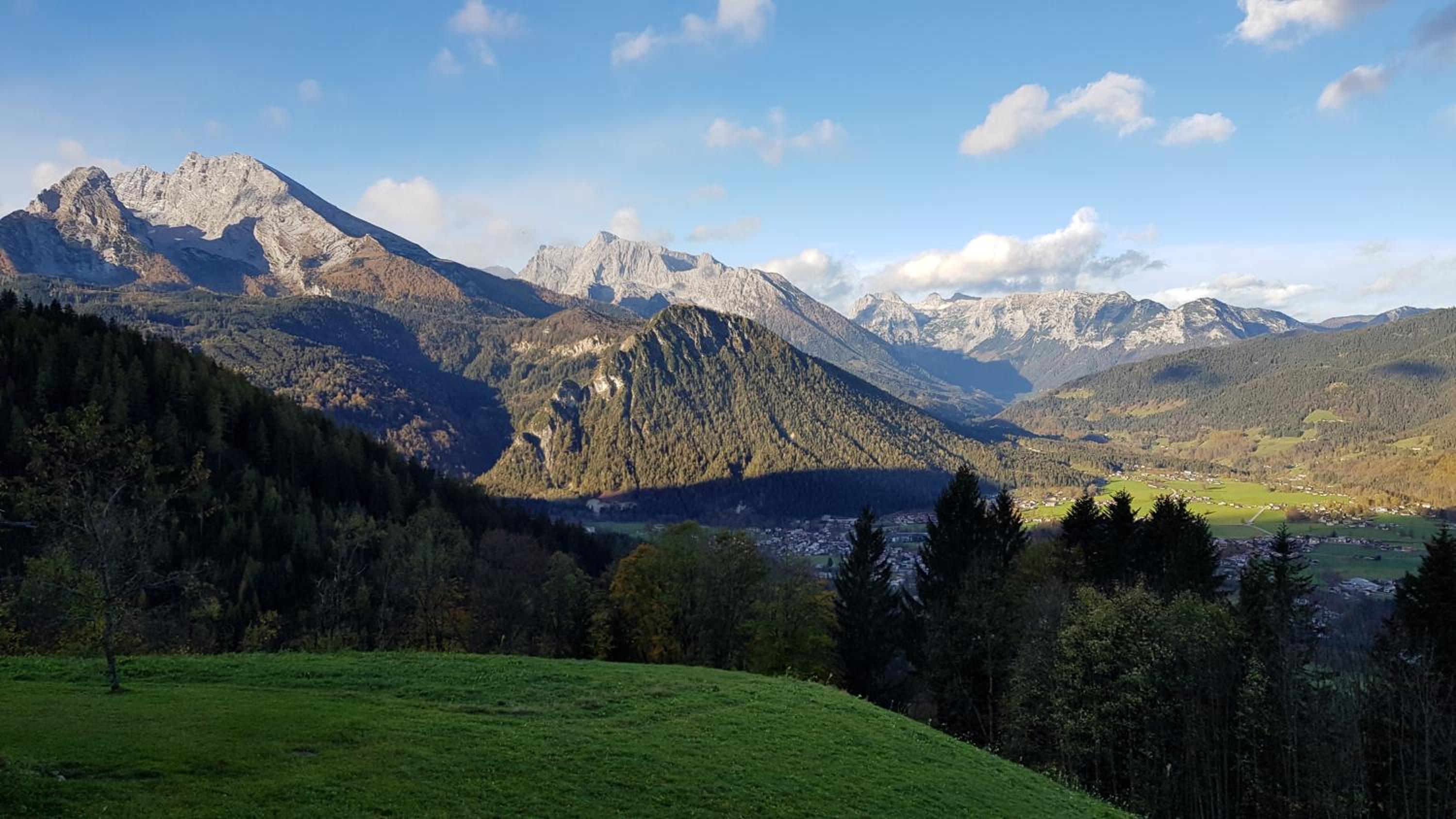 2 Bergpanorama mit Blick ins Tal für absolute Nichtraucher