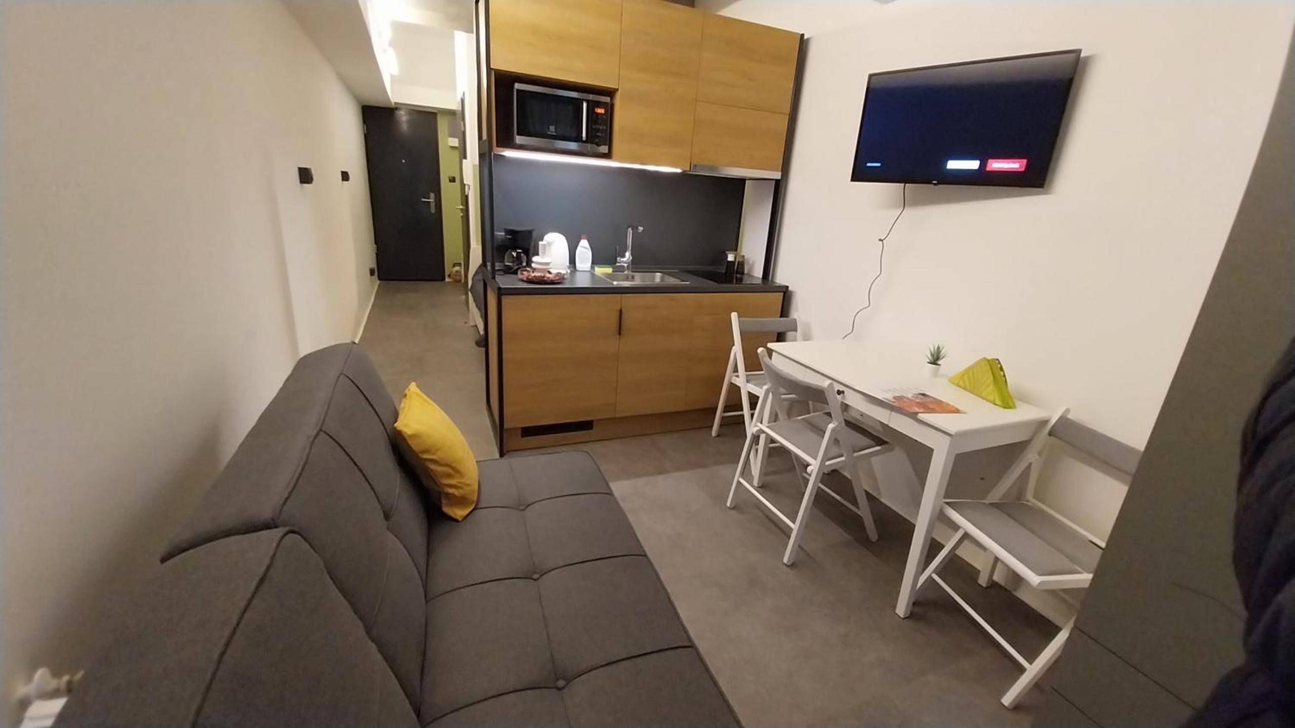Peaceful Basement Apartment with Terrace & free GYM