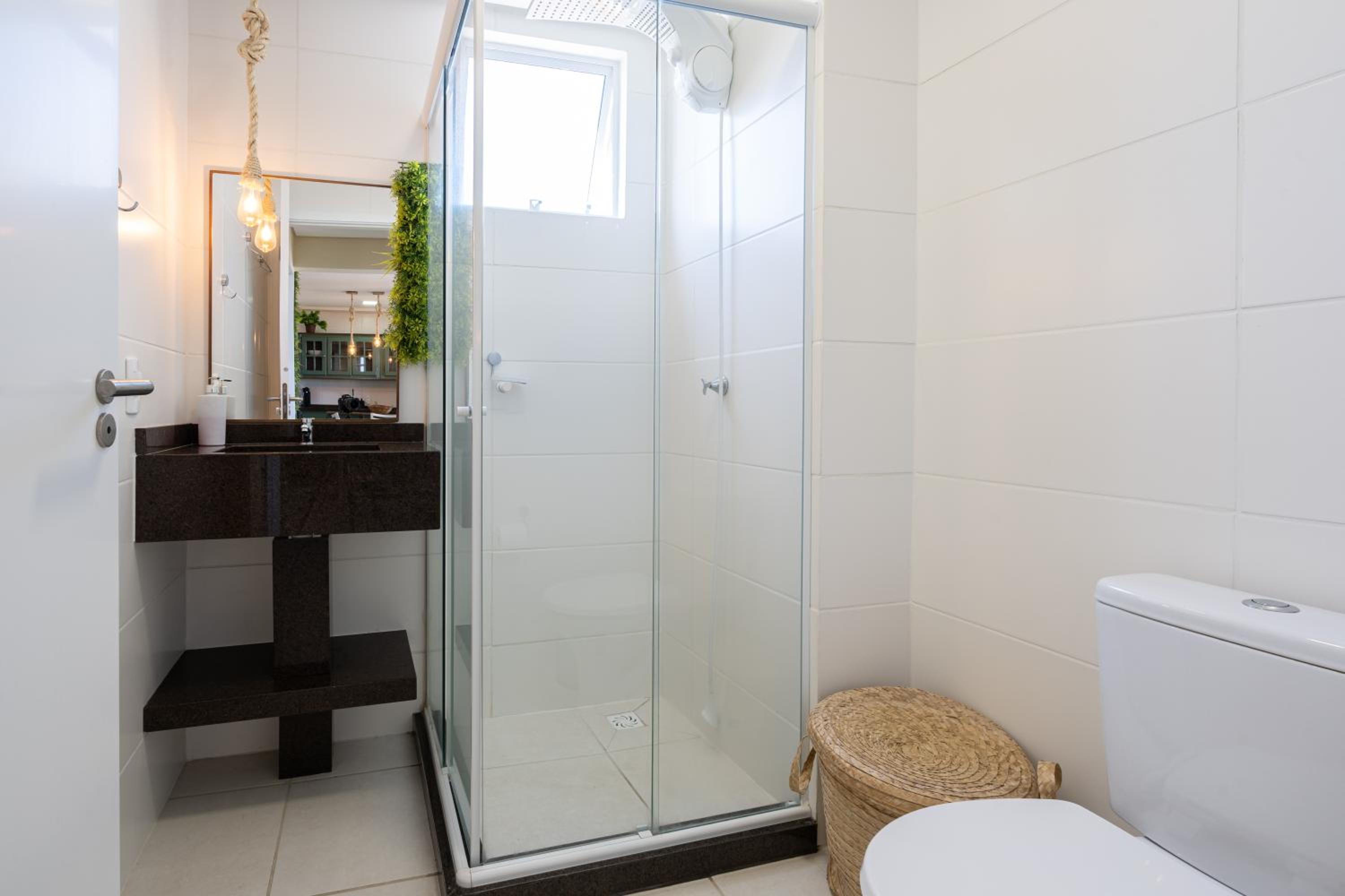 Aptos em Bal Piçarras a150m da PRAIA, dois quartos, sala de estar, COZINHA COMPLETA, SACADA com CHURRASQUEIRA, WI-FI, PISCINA, PORTARIA 24h, PLAYGROUND e Q