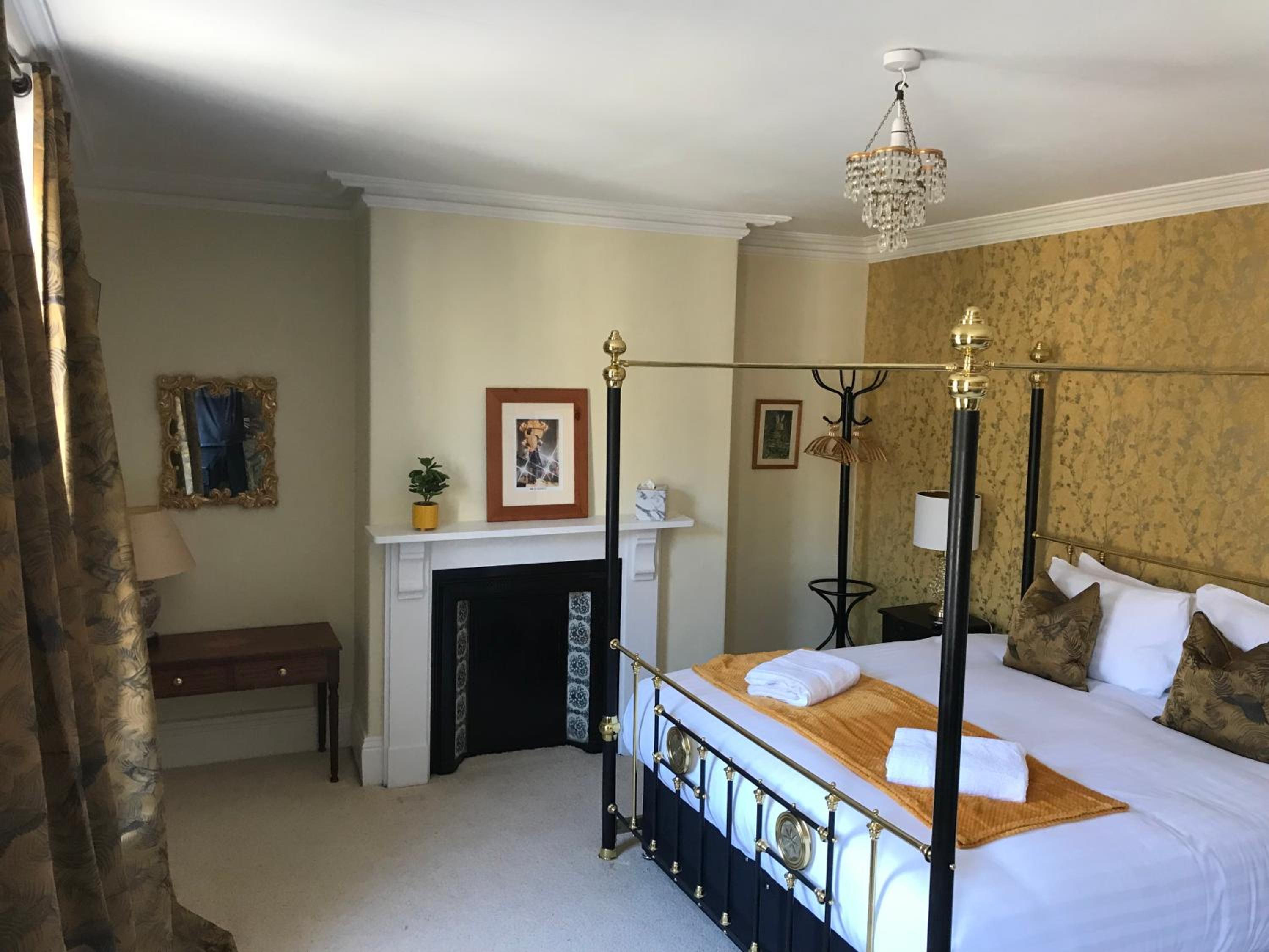 Carlton House - Spacious 4 Bed Victorian townhouse view 5