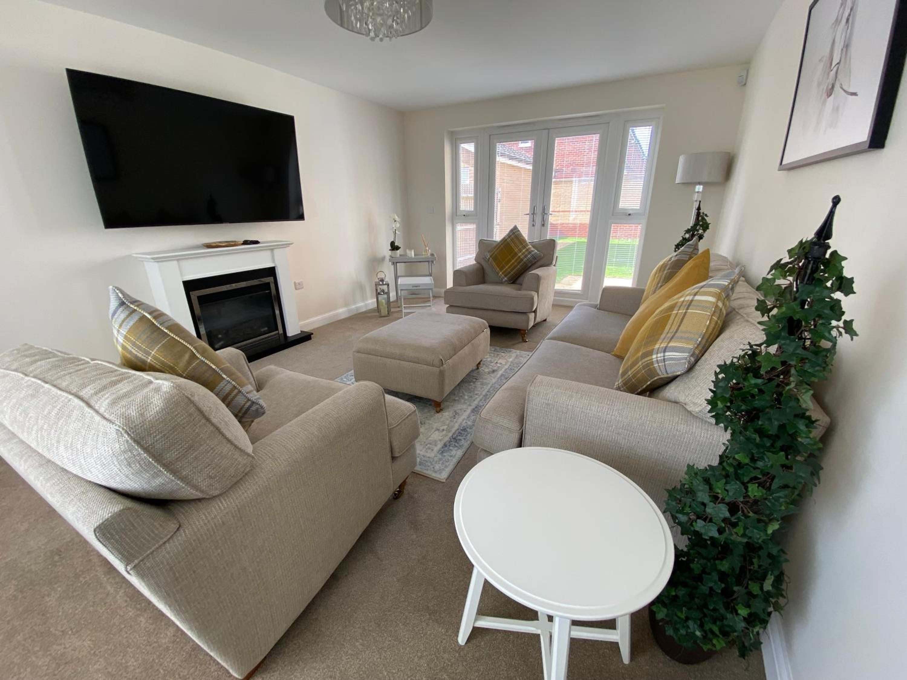 Westergate - 4 Bed Luxury Home with free parking view 3