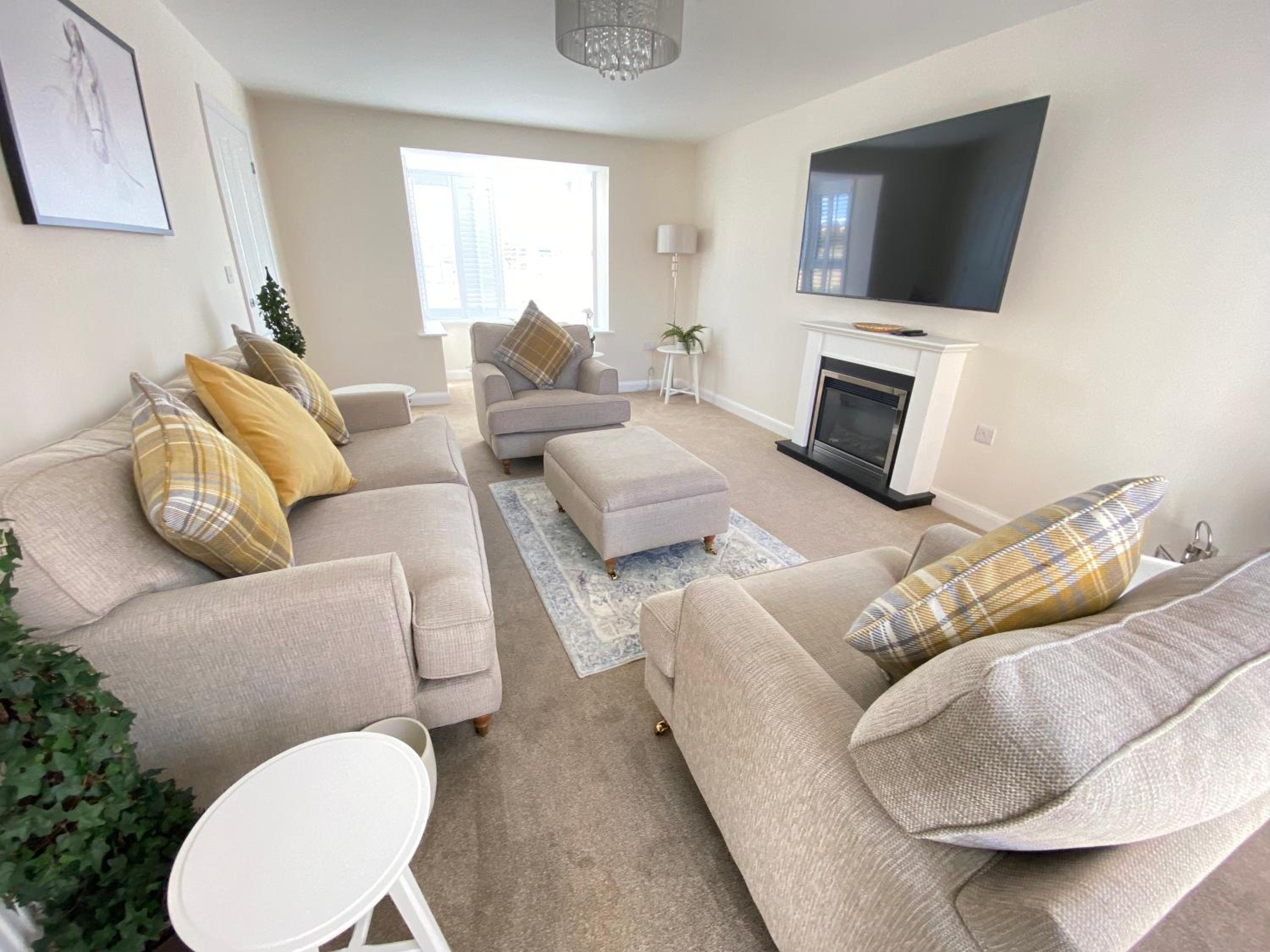 Westergate - 4 Bed Luxury Home with free parking view 2