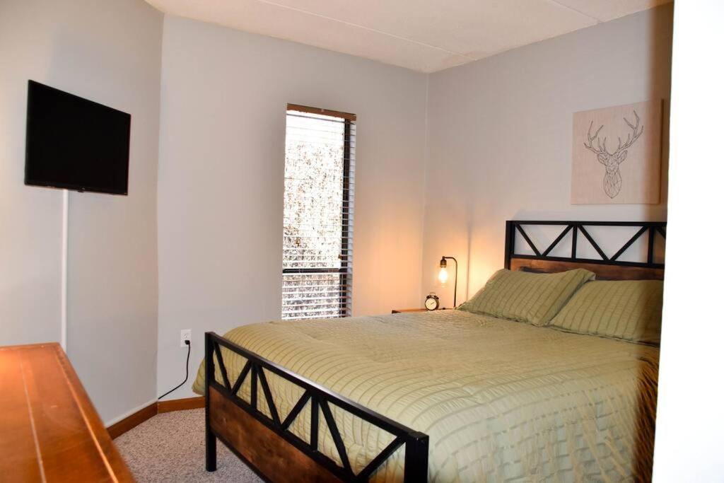 Cozy Mountain Getaway! Mountain views! 2 bed, 2 bath, Sleeps 6 view 4