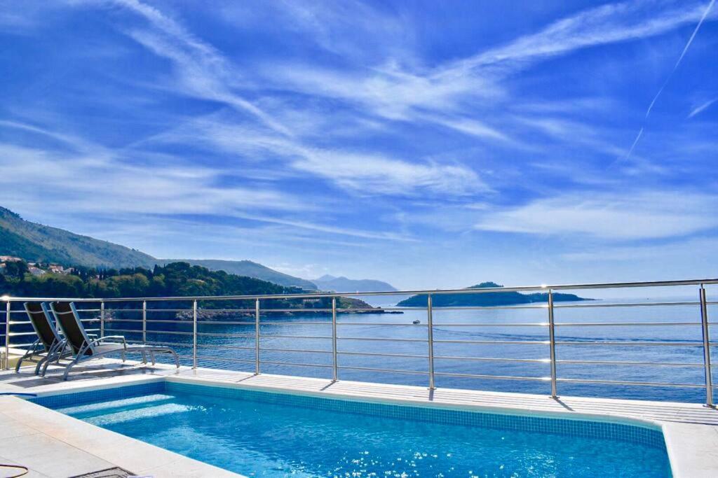 Blue Views Villa with Heated Pool & Jacuzzi
