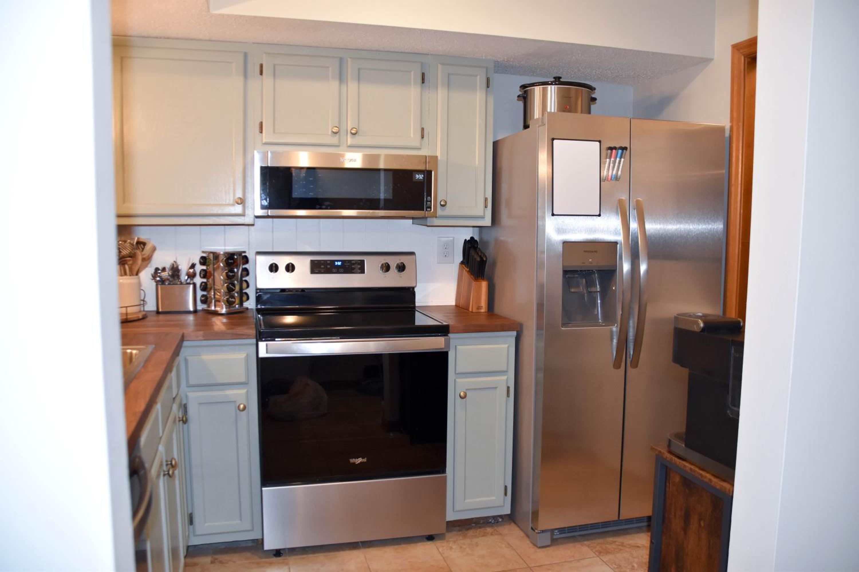 Cozy Mountain Getaway! Mountain views! 2 bed, 2 bath, Sleeps 6 view 3