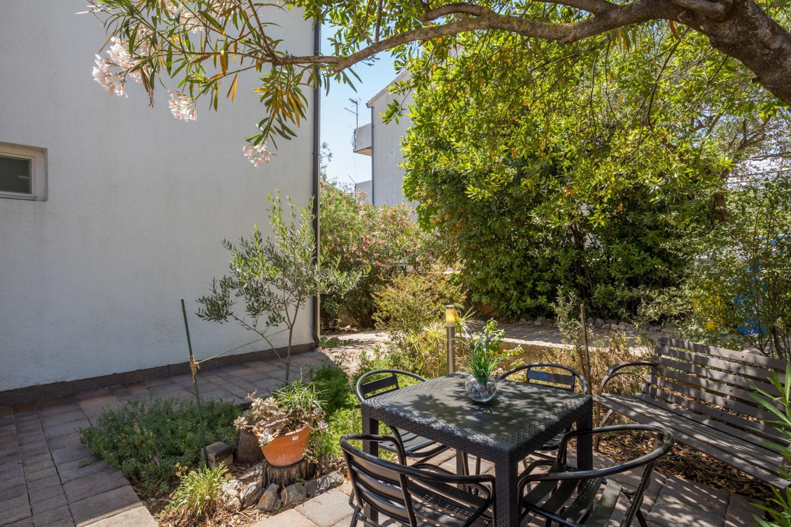 Spacious apartment in Stari Grad, 80 m², serene garden