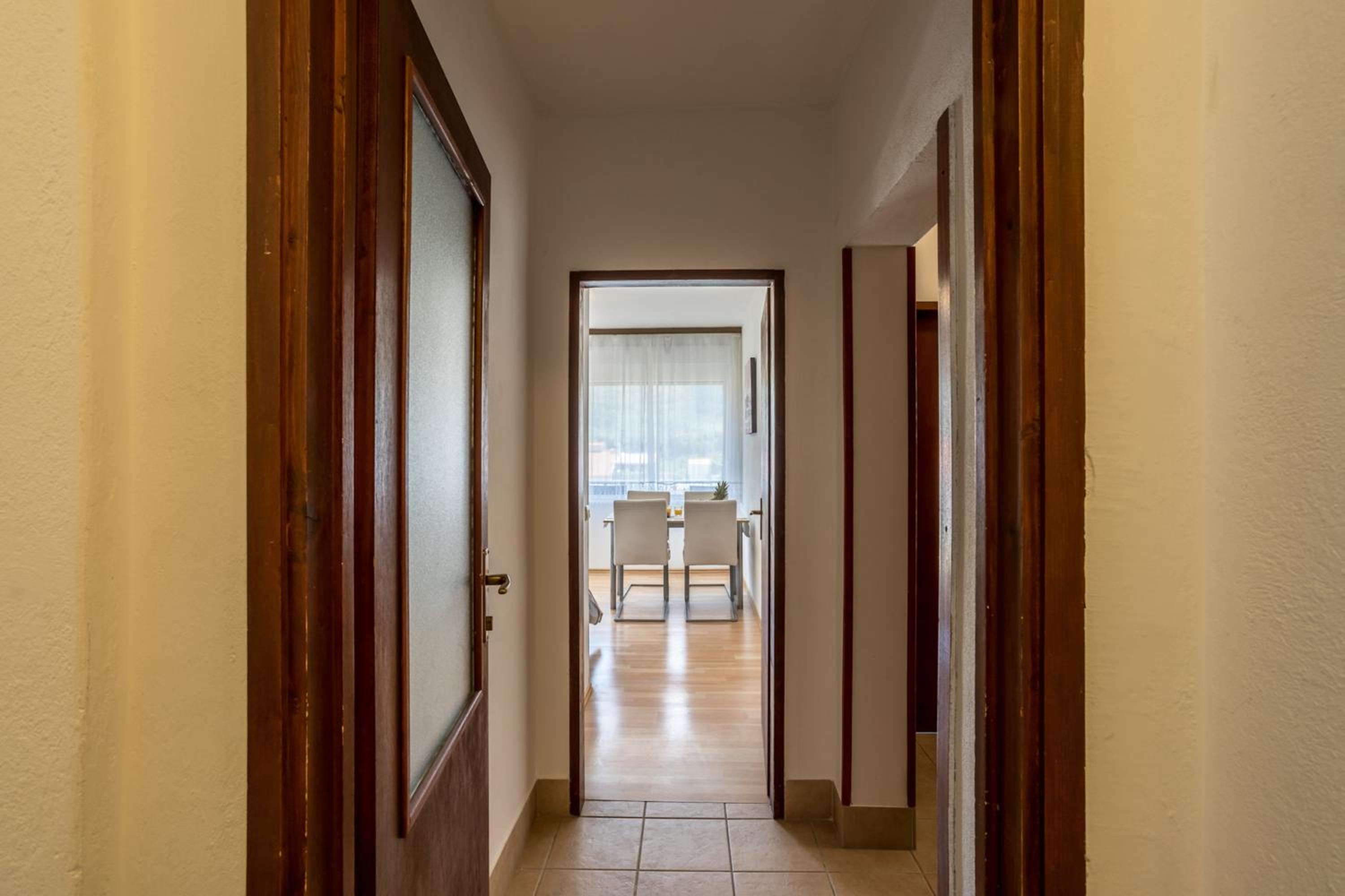 Spacious apartment in Stari Grad, 80 m², serene garden