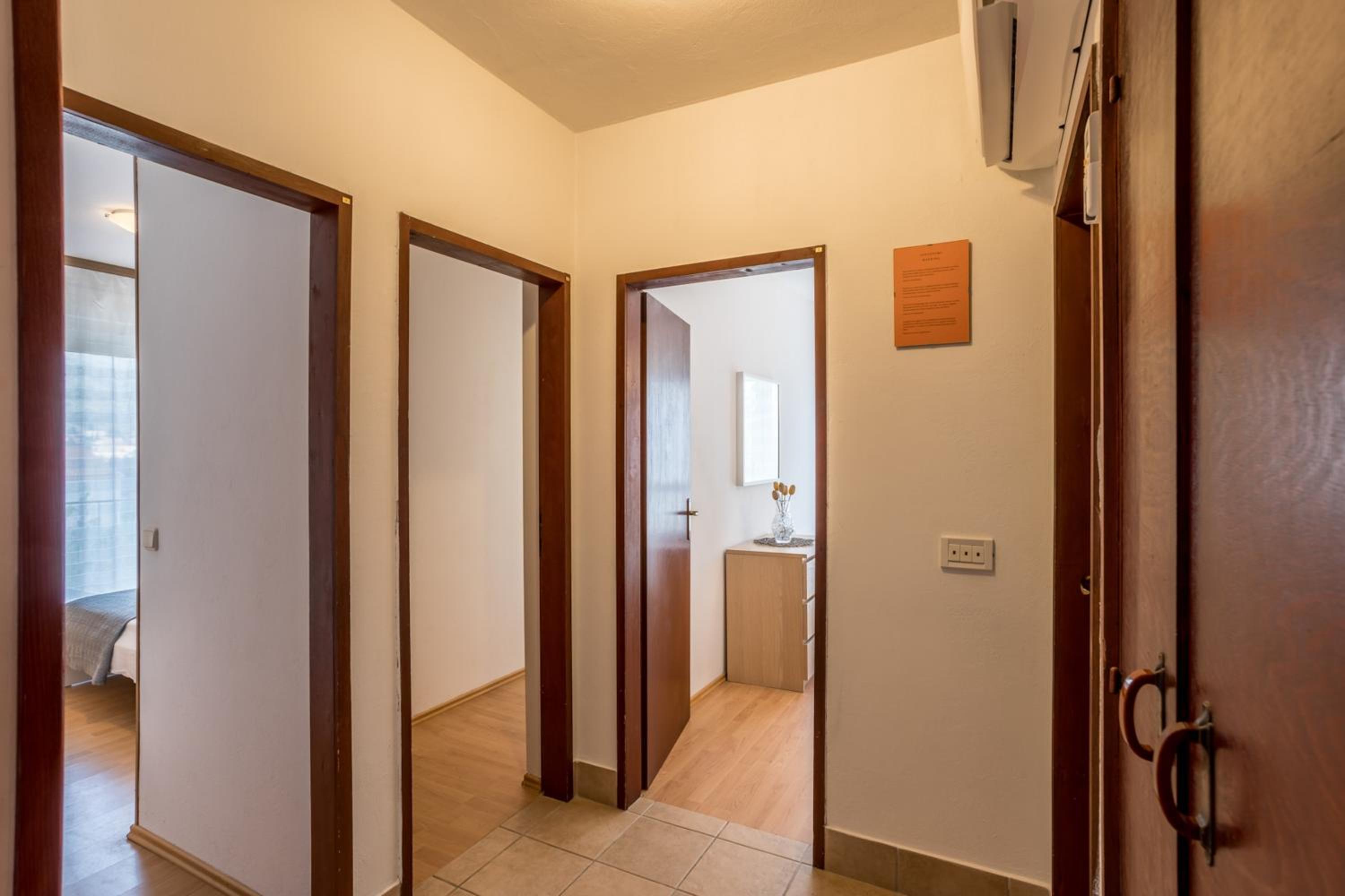 Spacious apartment in Stari Grad, 80 m², serene garden