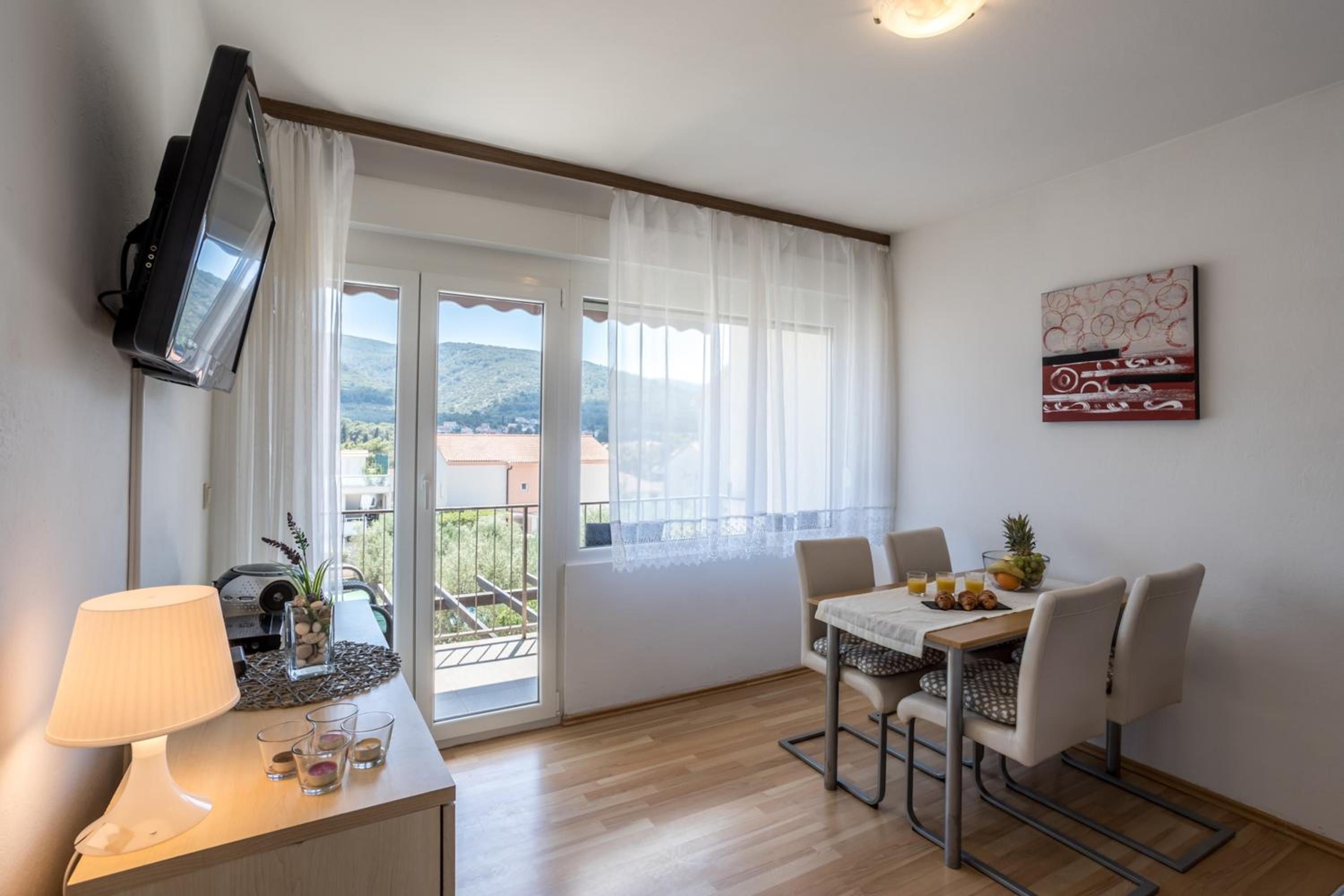 Spacious apartment in Stari Grad, 80 m², serene garden