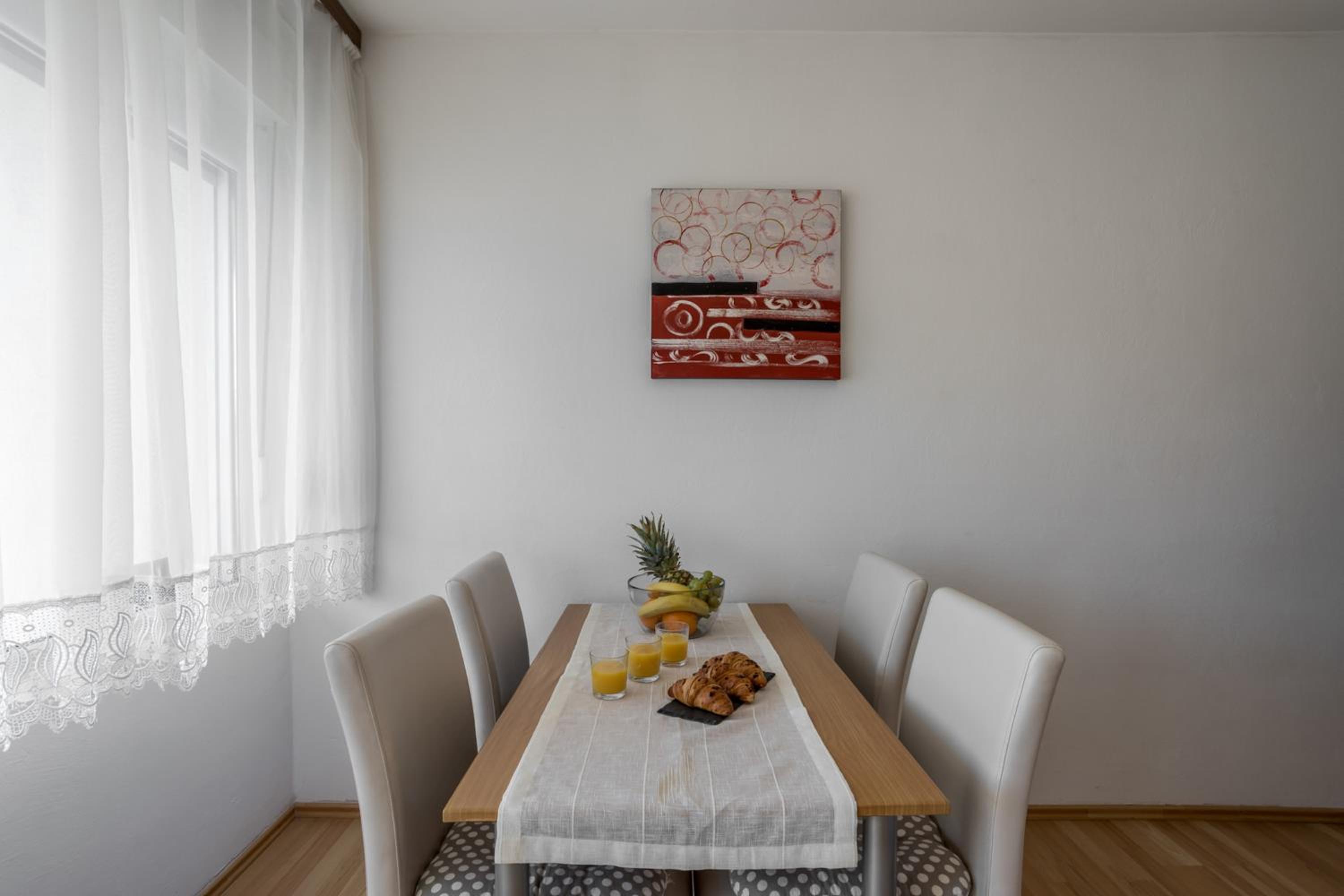 Spacious apartment in Stari Grad, 80 m², serene garden