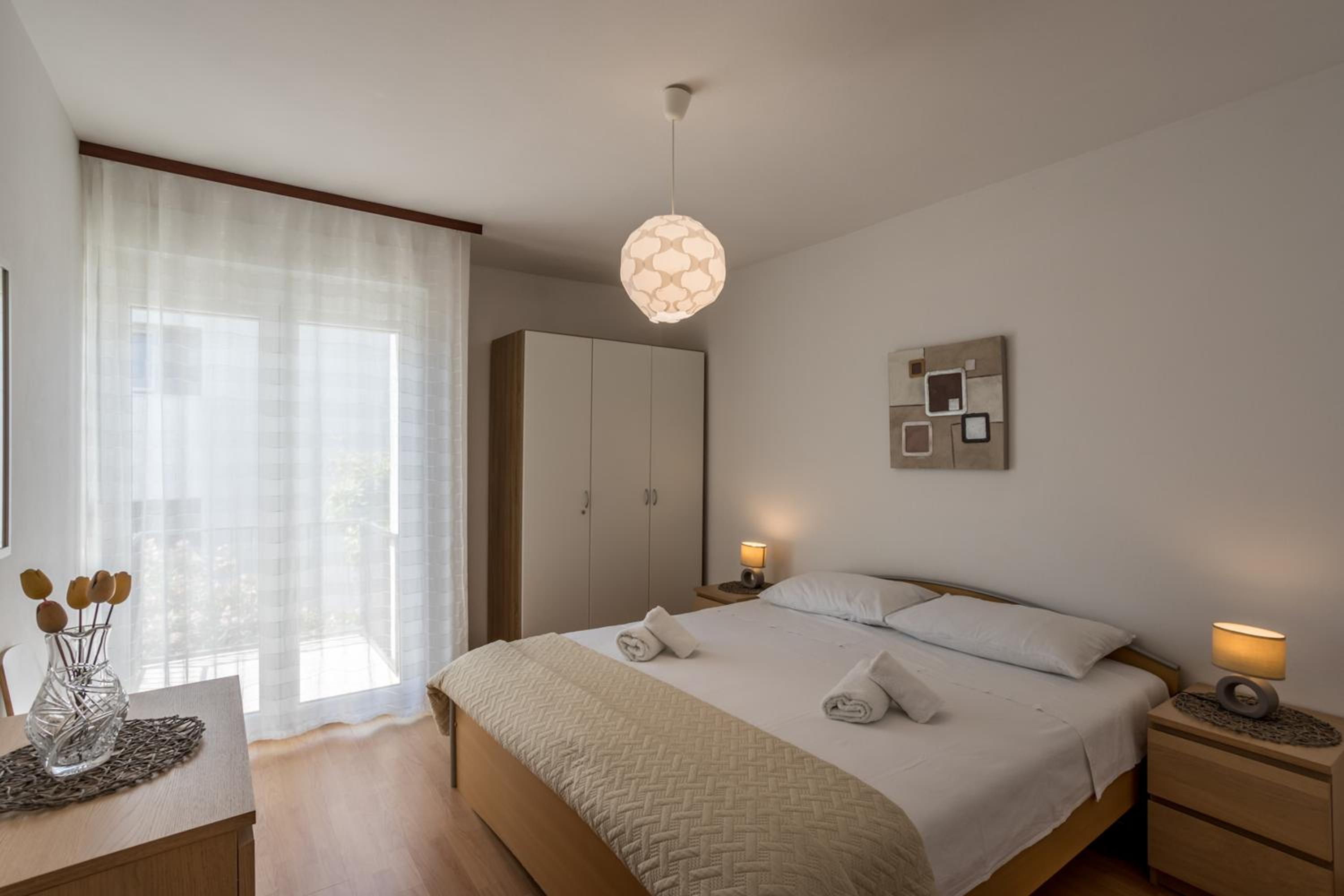 Spacious apartment in Stari Grad, 80 m², serene garden