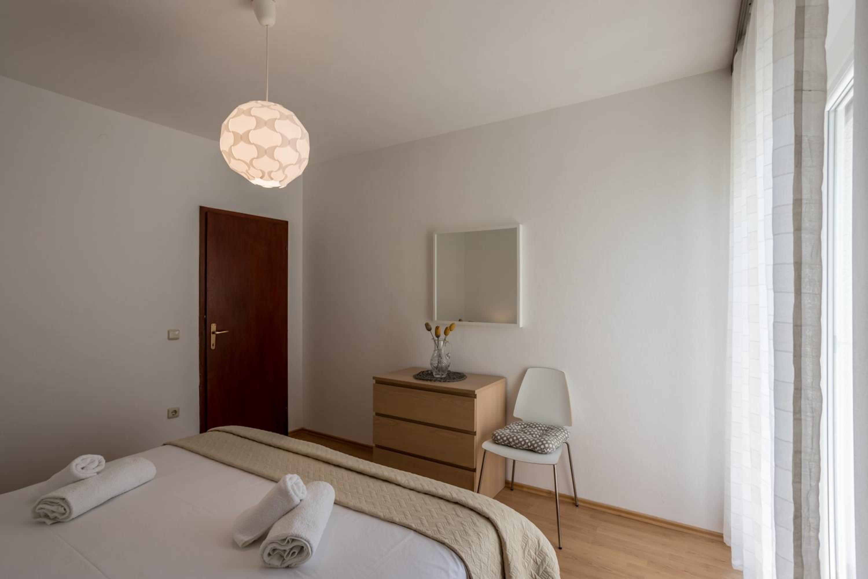 Spacious apartment in Stari Grad, 80 m², serene garden