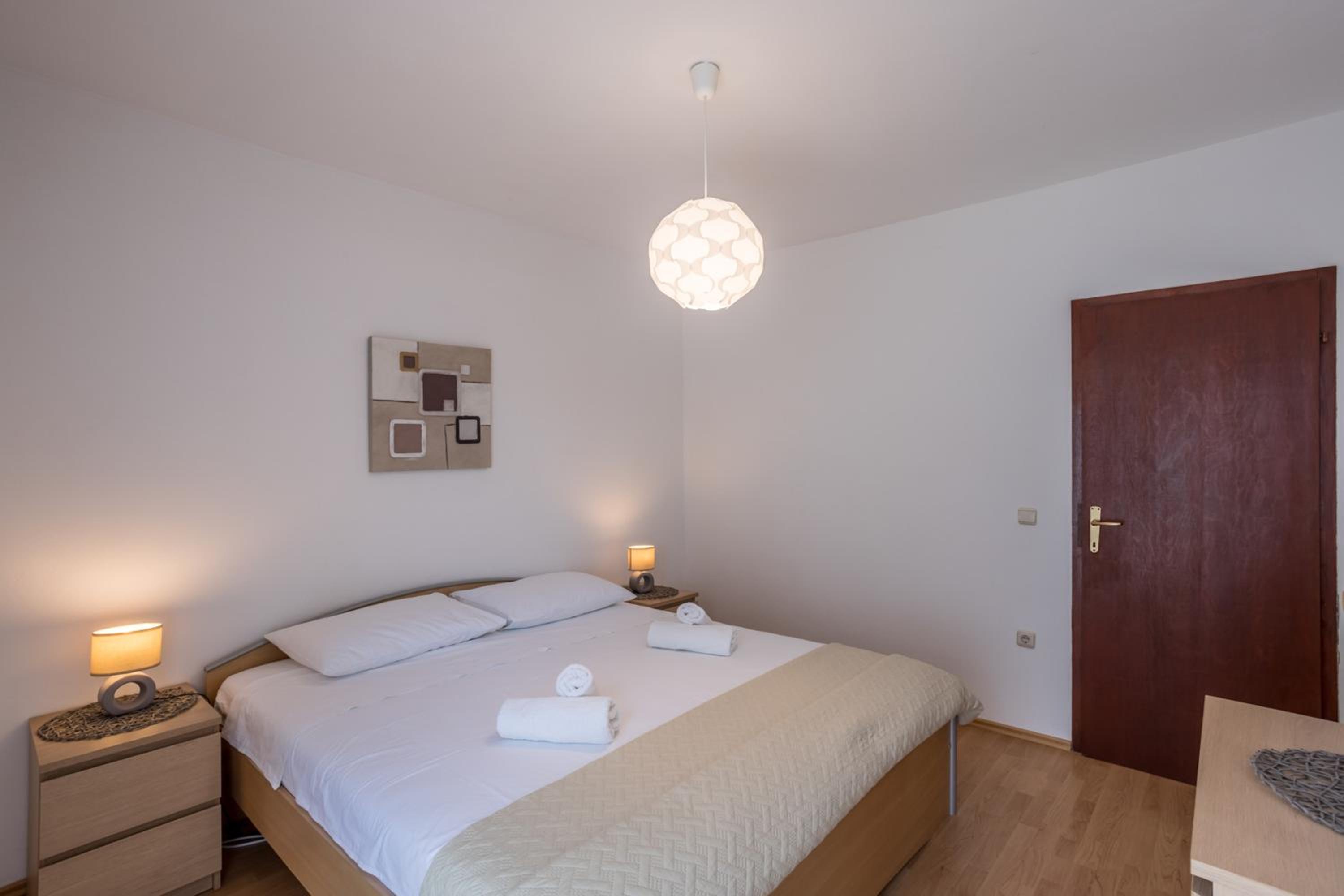 Spacious apartment in Stari Grad, 80 m², serene garden
