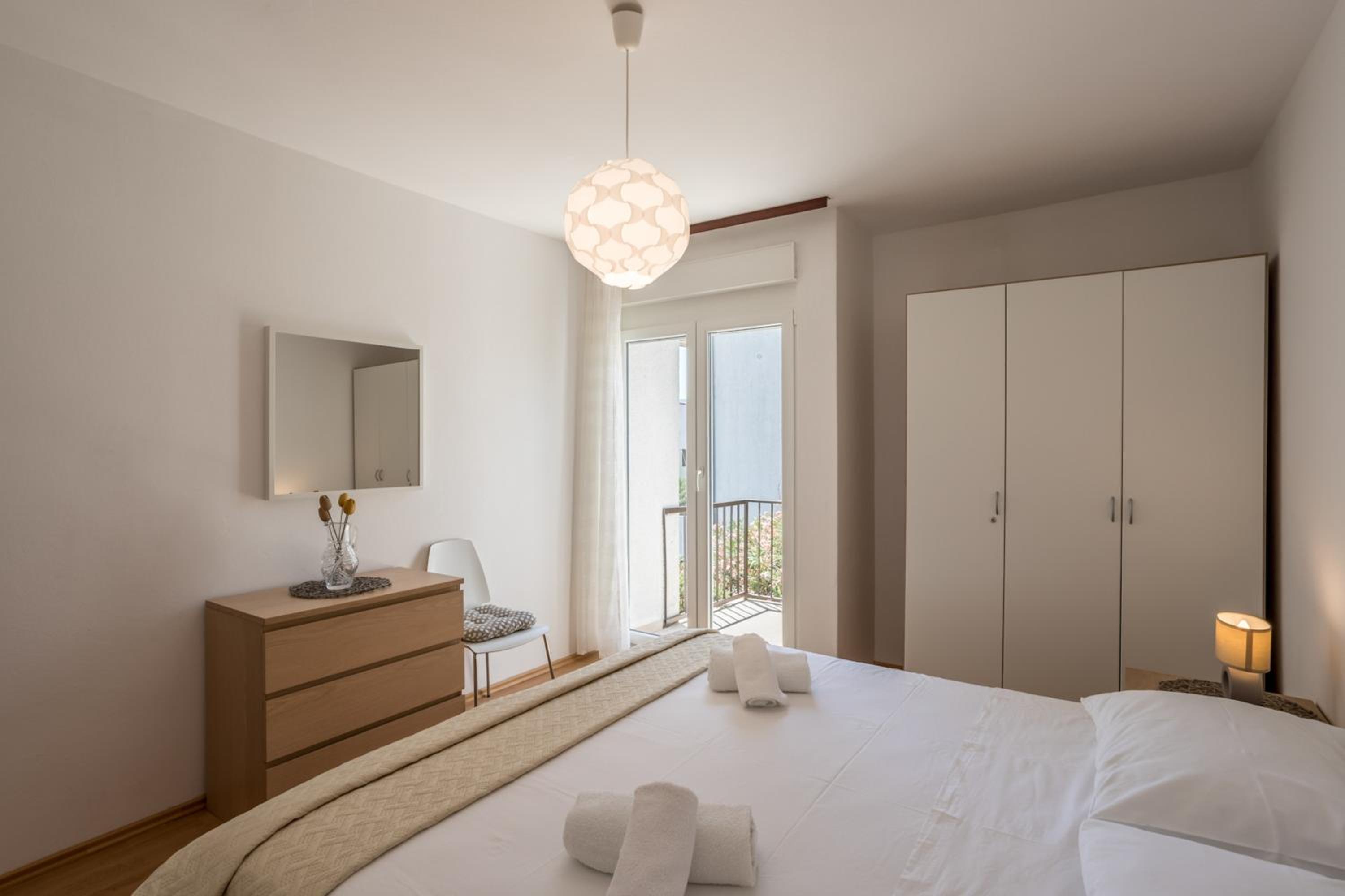 Spacious apartment in Stari Grad, 80 m², serene garden