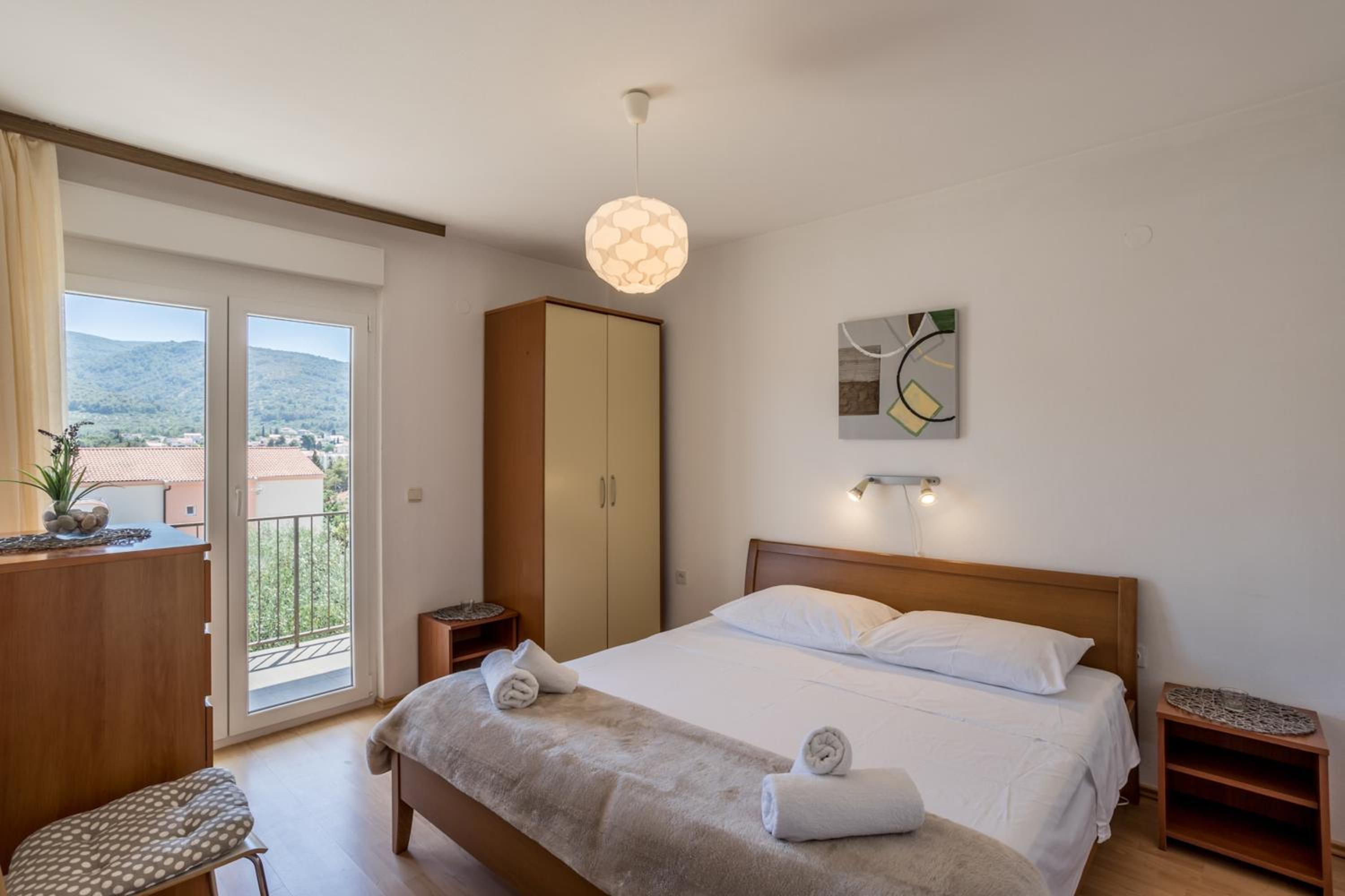 Spacious apartment in Stari Grad, 80 m², serene garden
