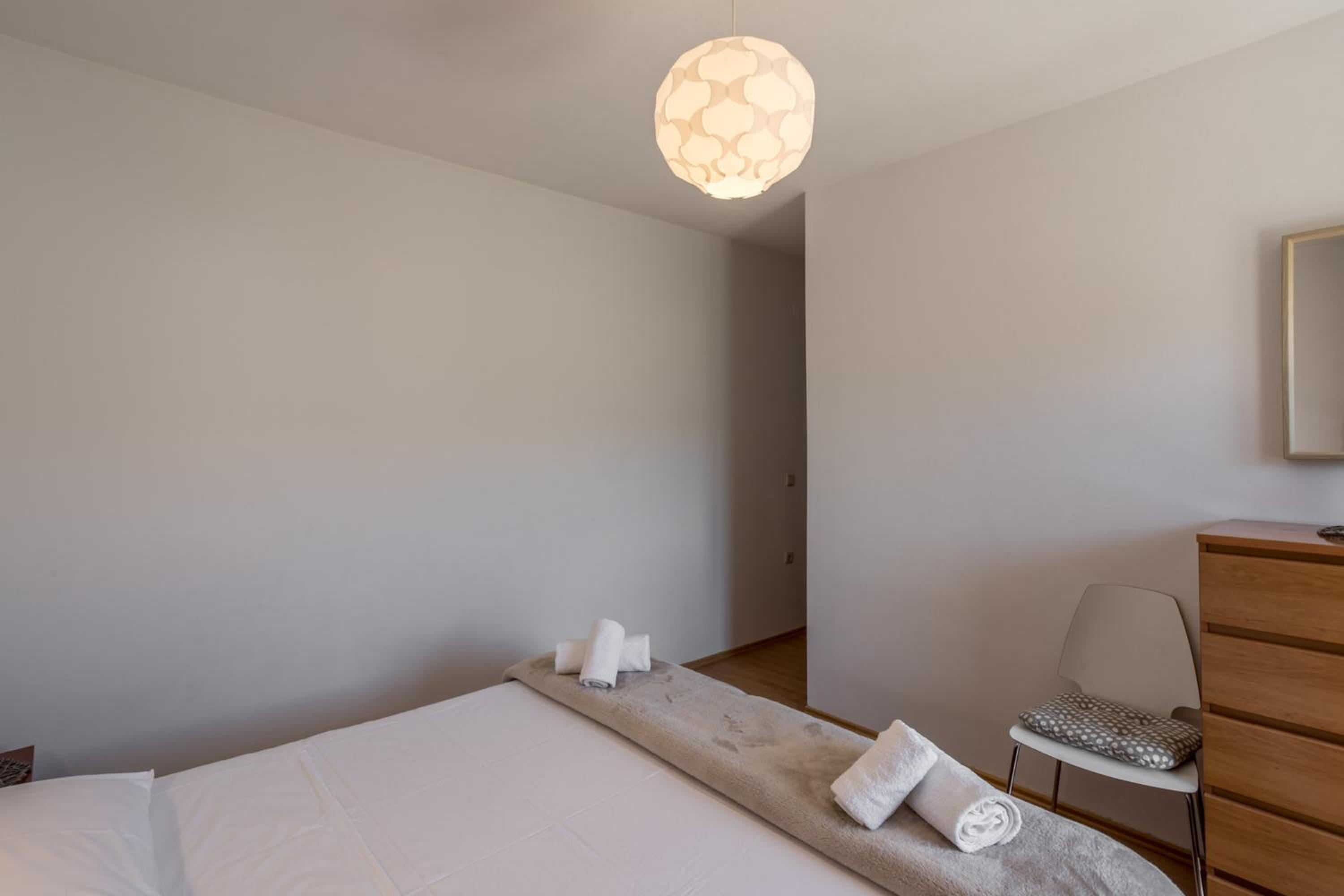 Spacious apartment in Stari Grad, 80 m², serene garden
