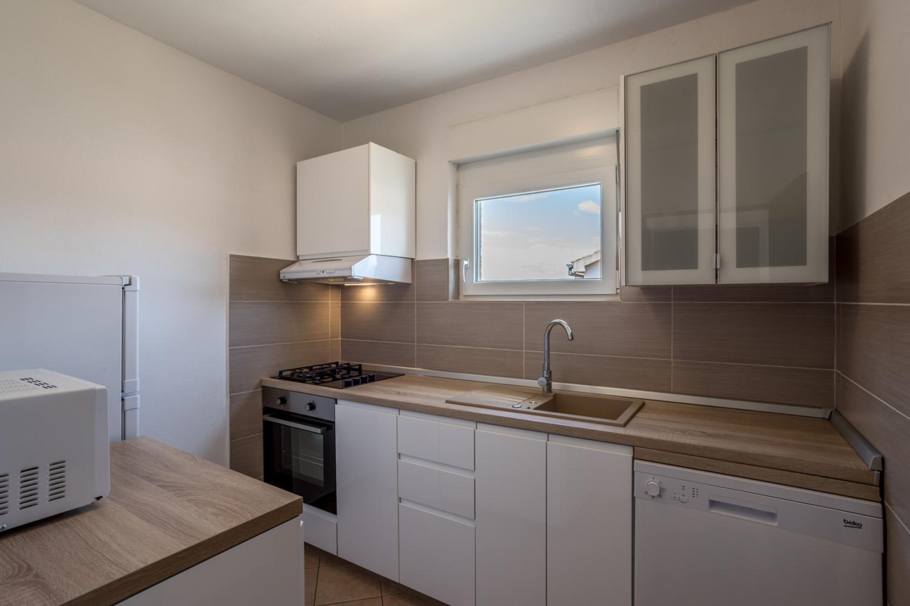 Spacious apartment in Stari Grad, 80 m², serene garden