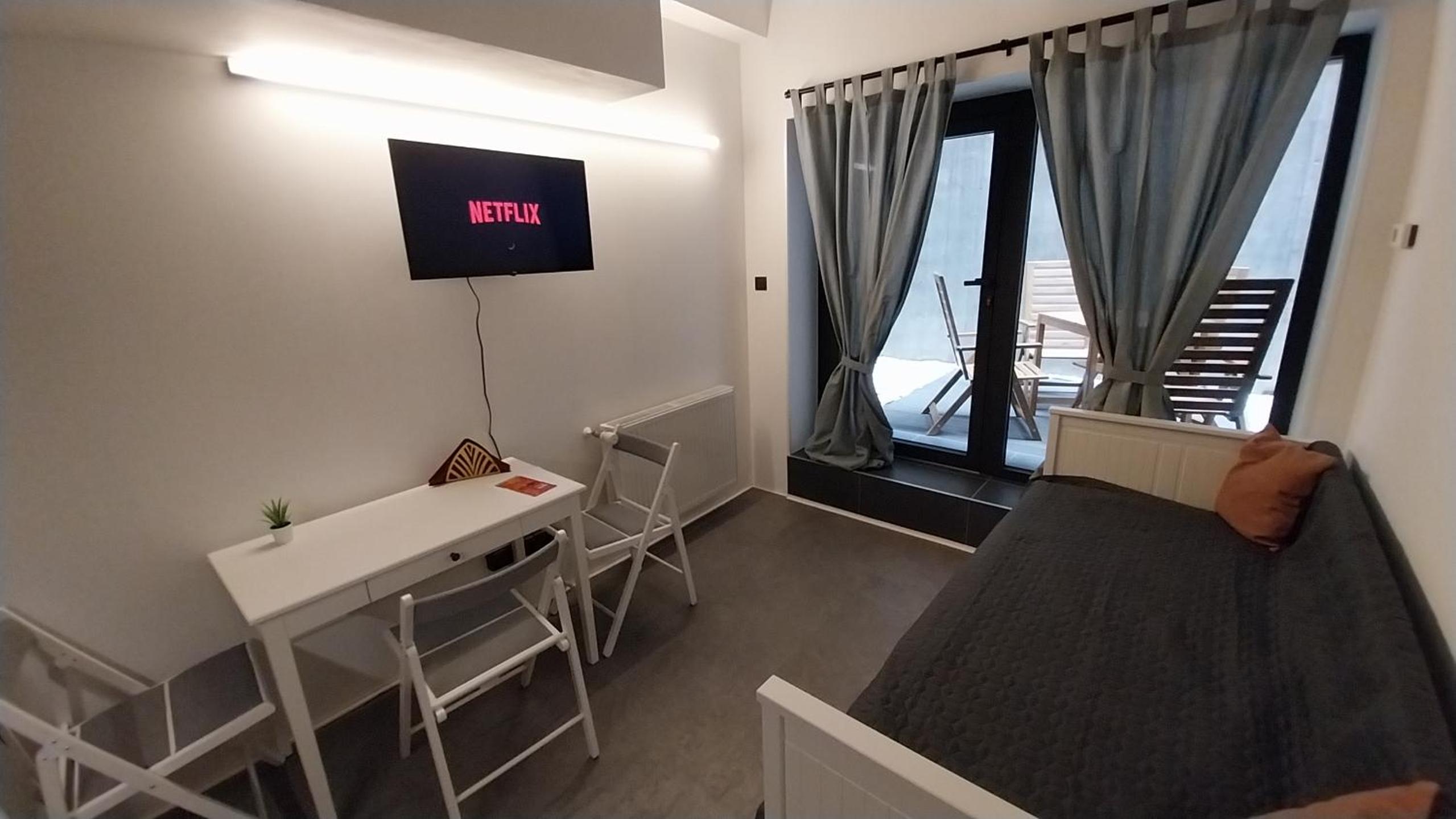 Peaceful Basement Apartment with Terrace & free GYM