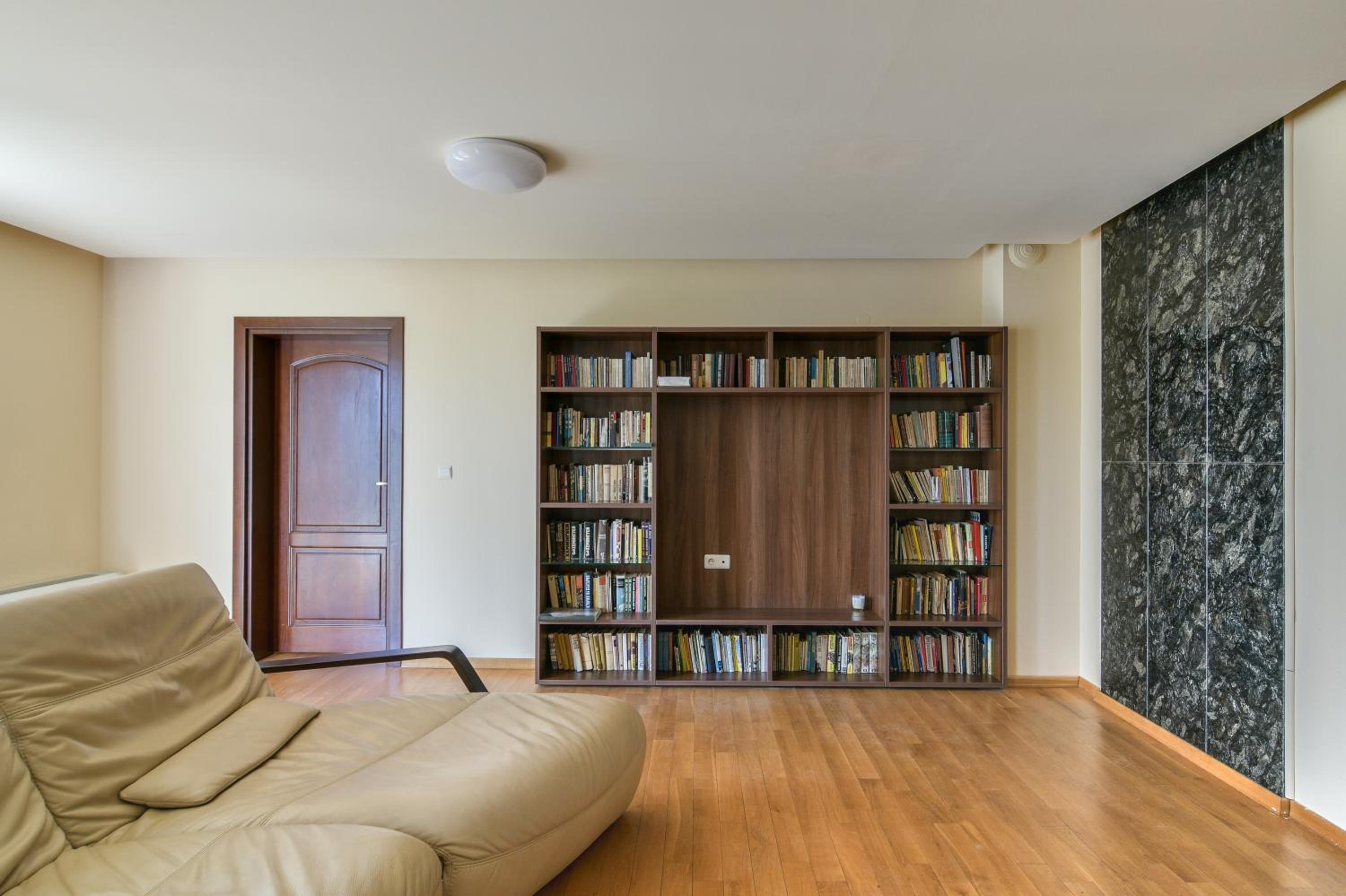 Central flat with Monster living room