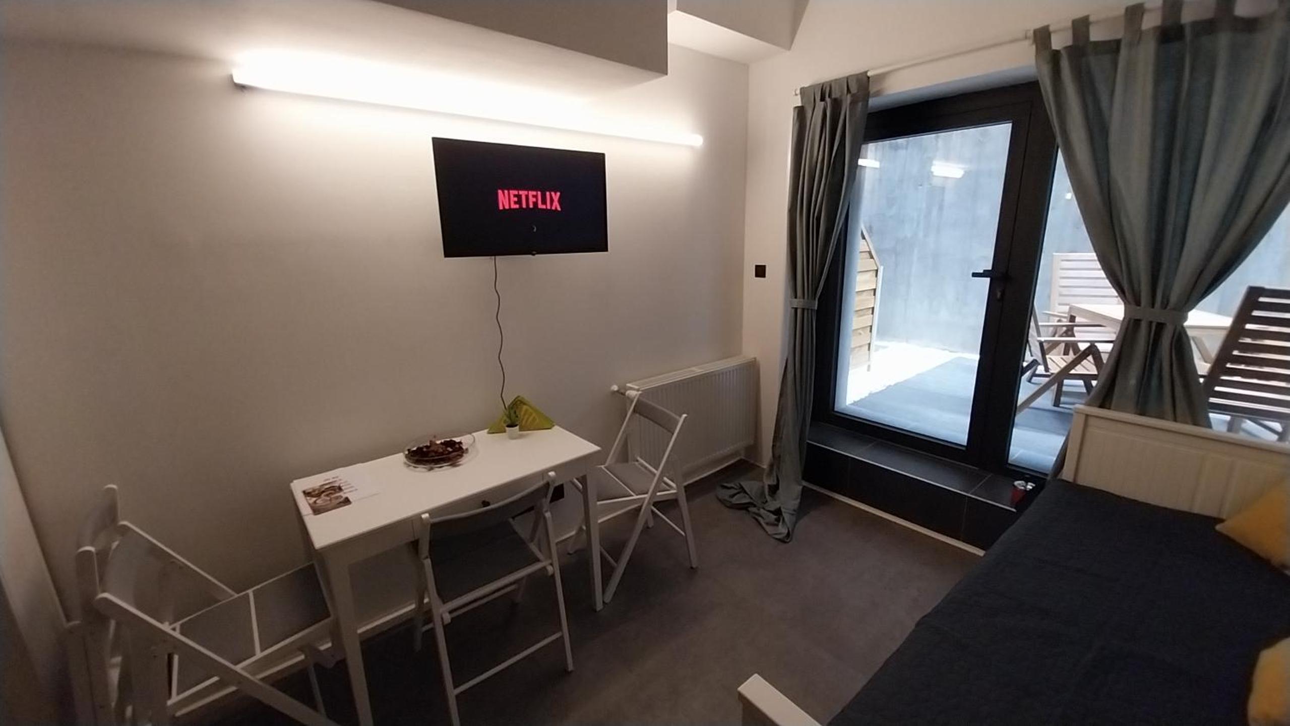 Peaceful Basement Apartment with Terrace & free GYM