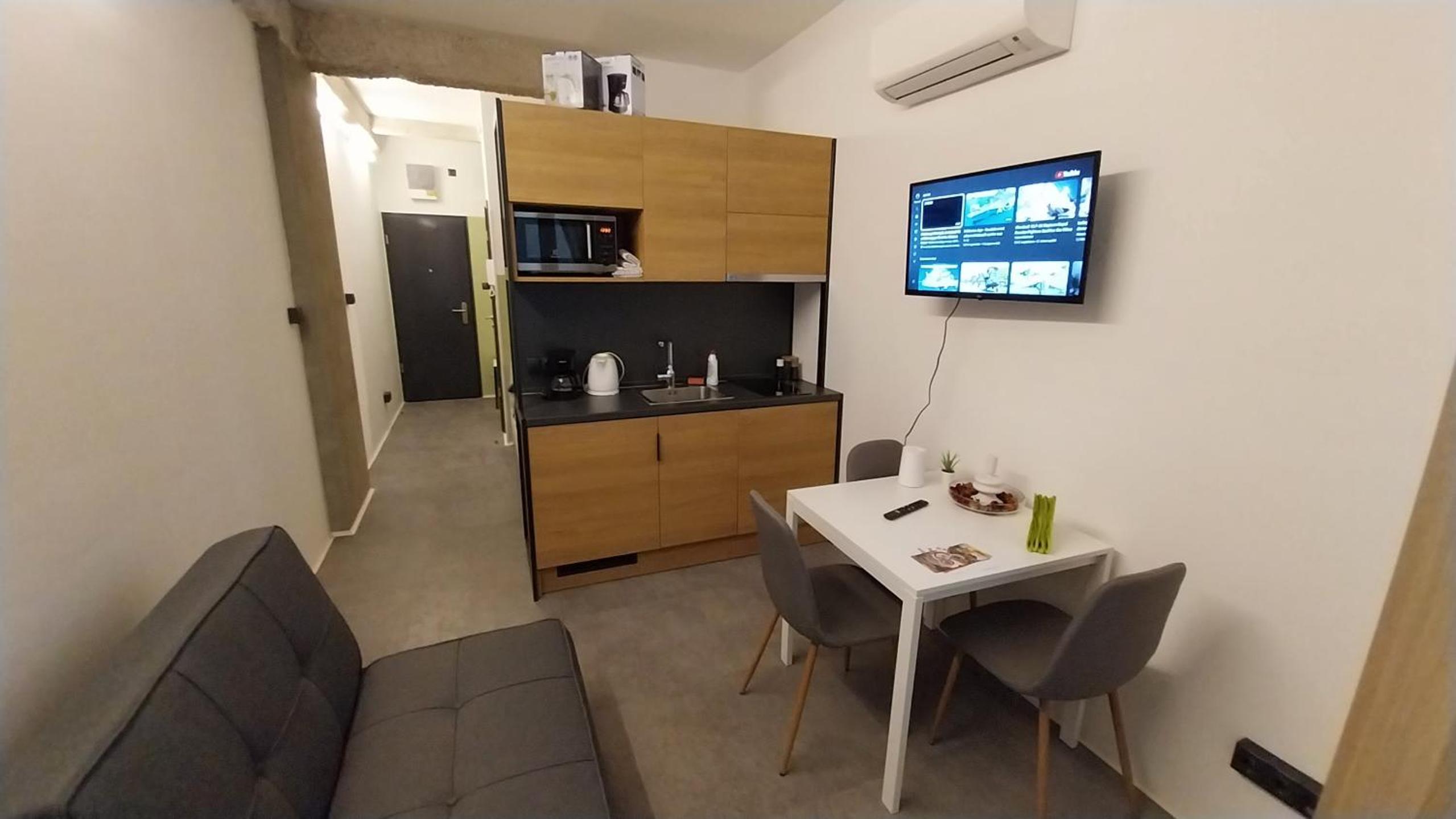 Peaceful Basement Apartment with Terrace & free GYM