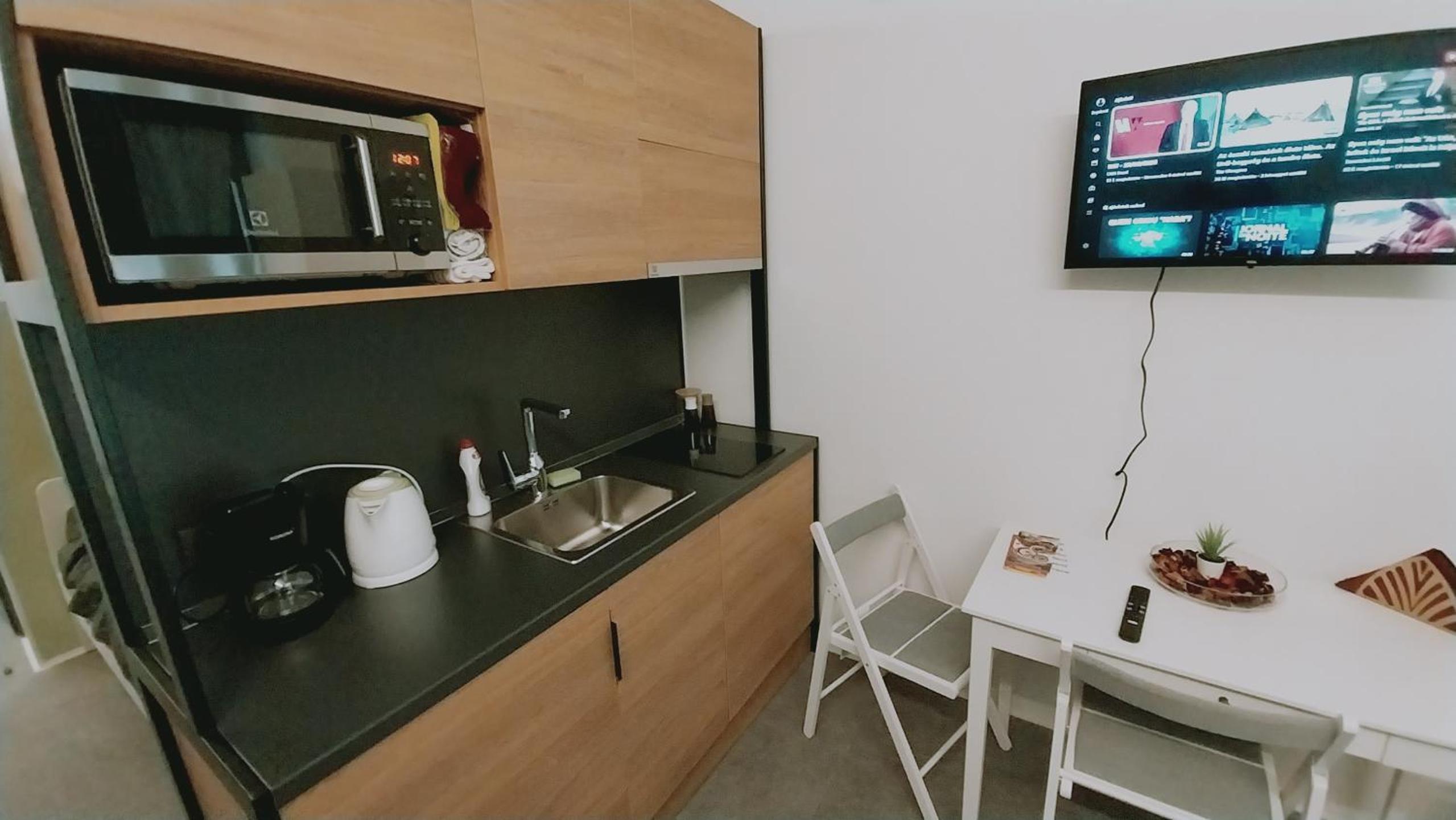 Peaceful Basement Apartment with Terrace & free GYM