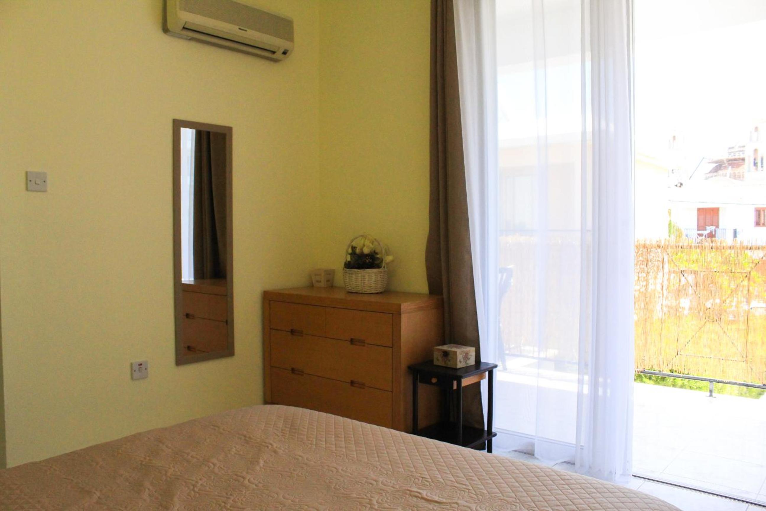 Cozy 1 bedroom apartment in walking distance to the municipal beach