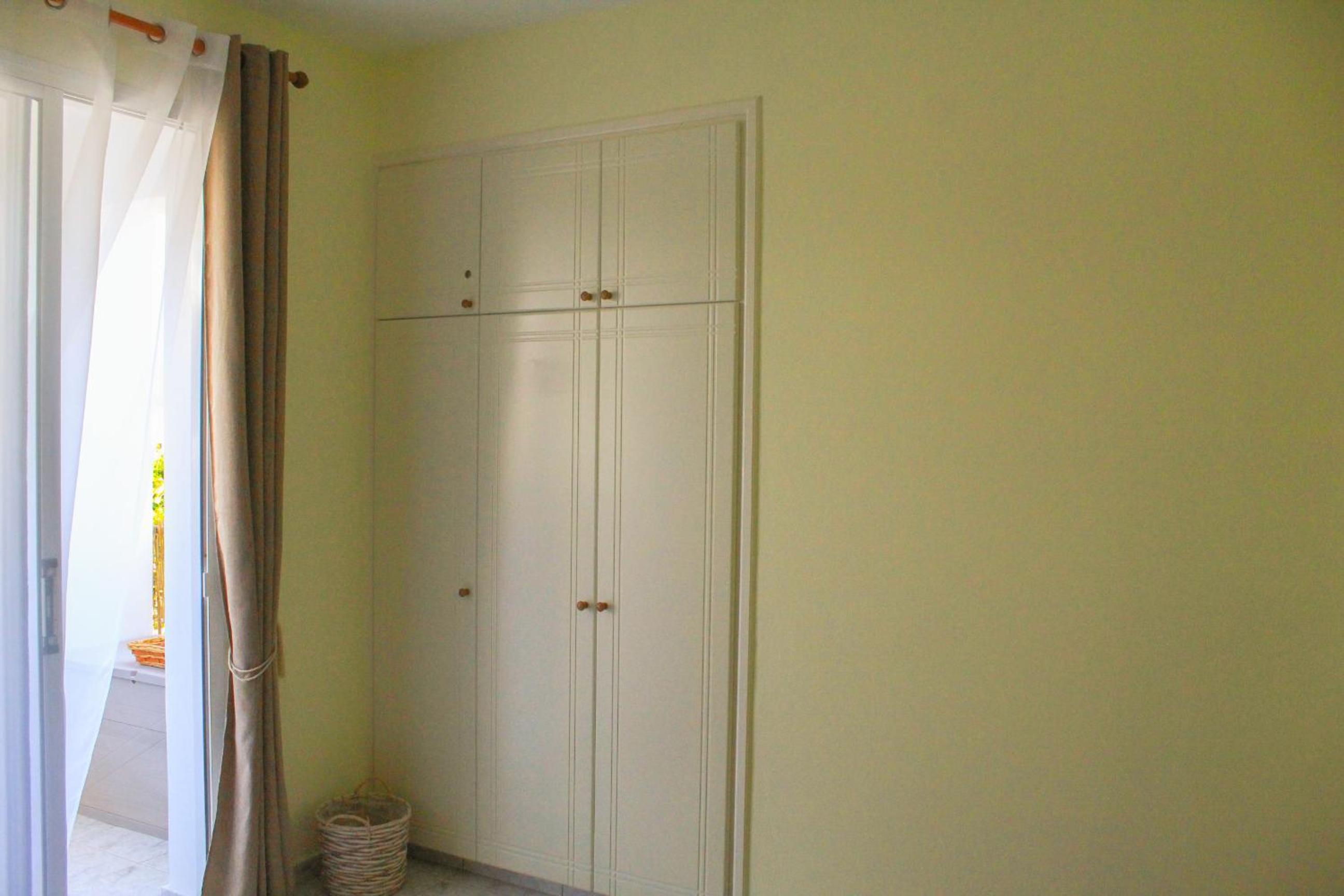 Cozy 1 bedroom apartment in walking distance to the municipal beach