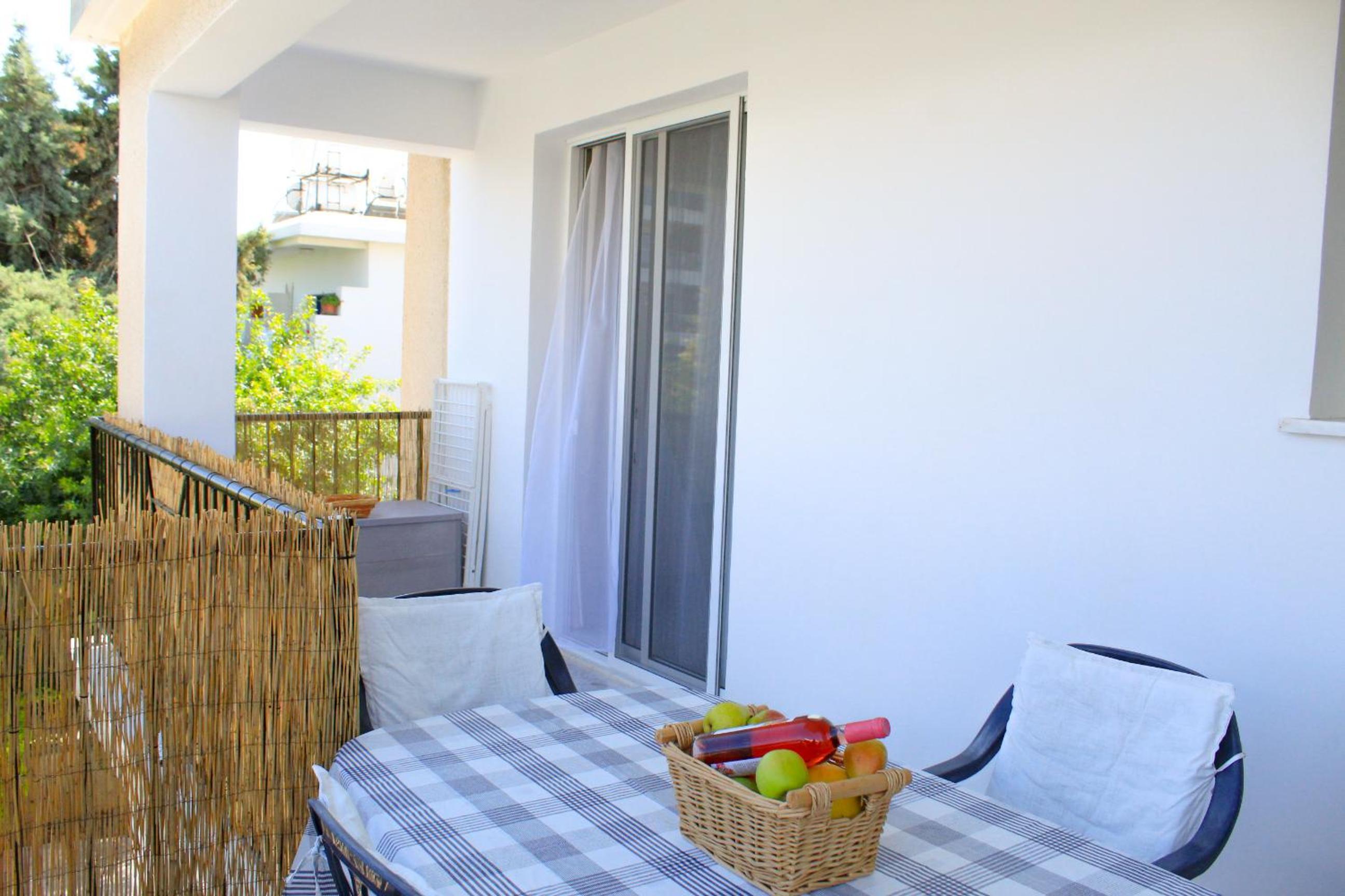 Cozy 1 bedroom apartment in walking distance to the municipal beach