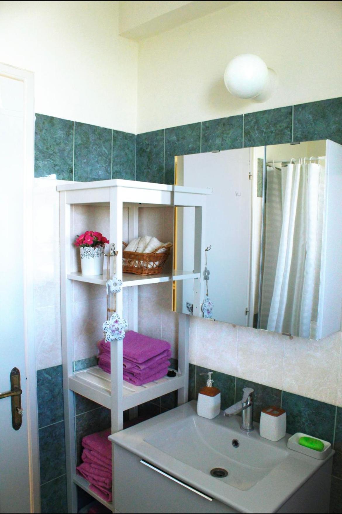 Cozy 1 bedroom apartment in walking distance to the municipal beach