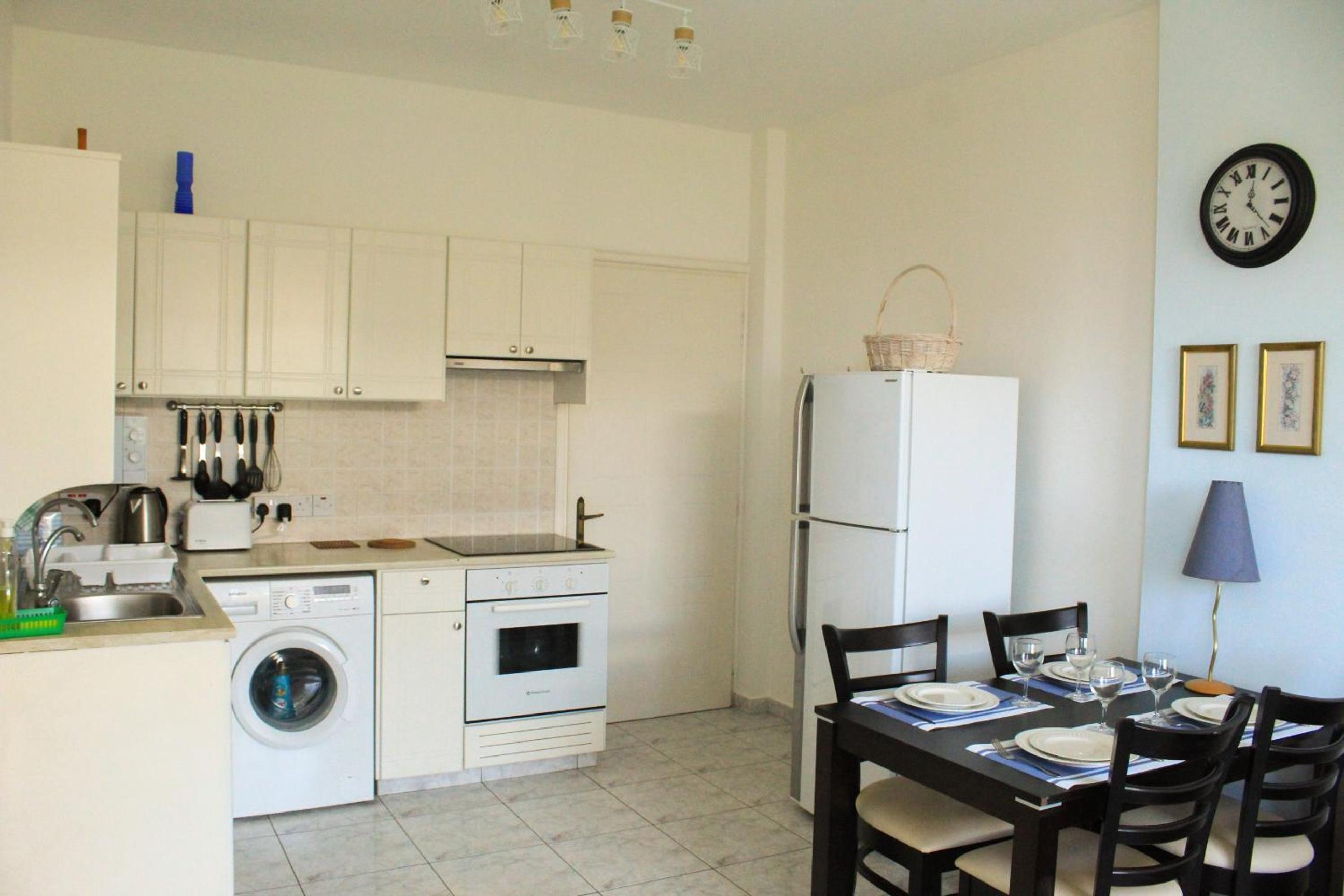 Cozy 1 bedroom apartment in walking distance to the municipal beach