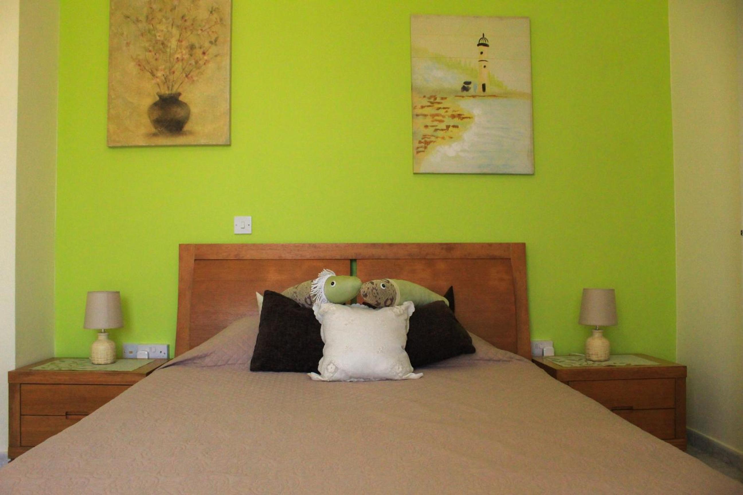 Cozy 1 bedroom apartment in walking distance to the municipal beach