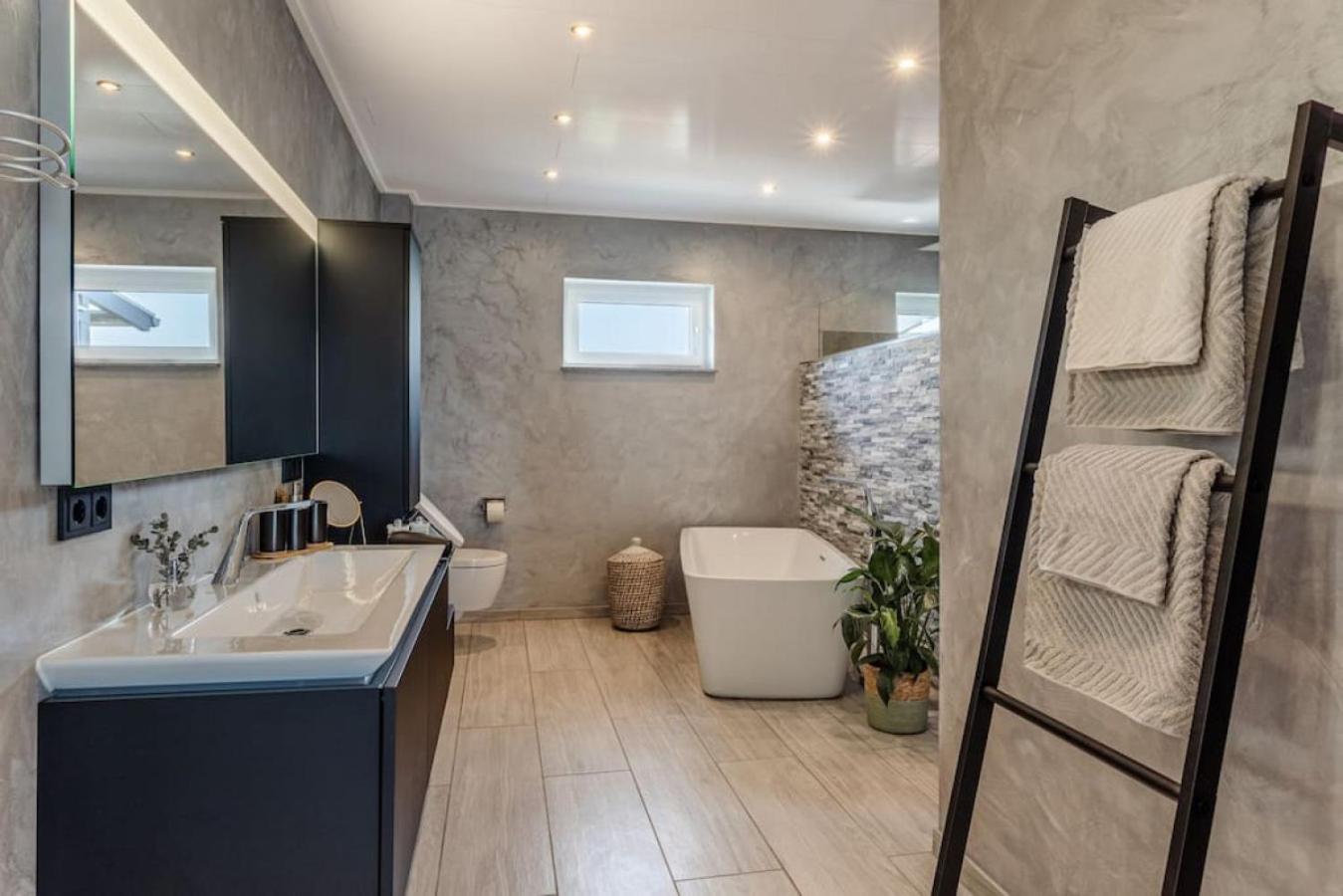 Modern Oasis HotTub, View, Gym