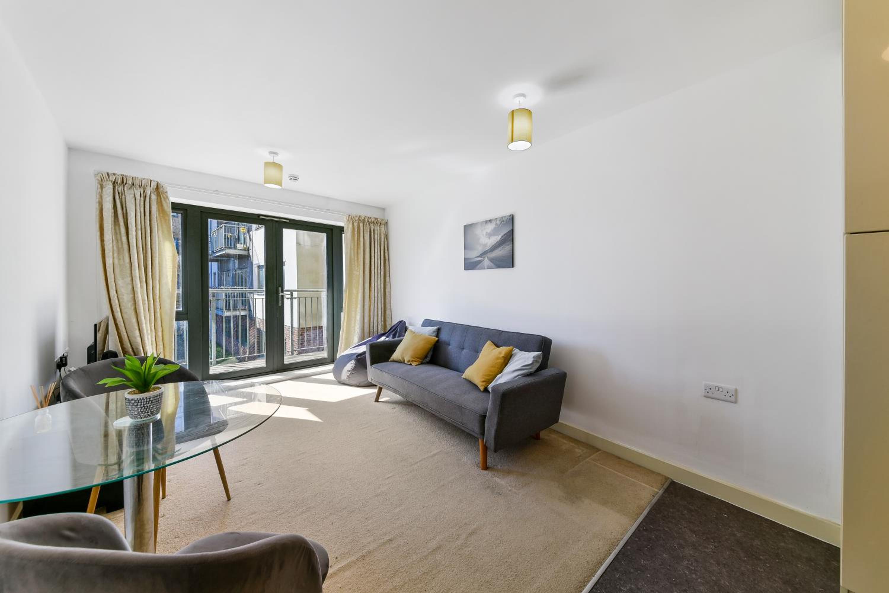 Luxe 1 bed flat 5 mins to Stratford - Free Parking
