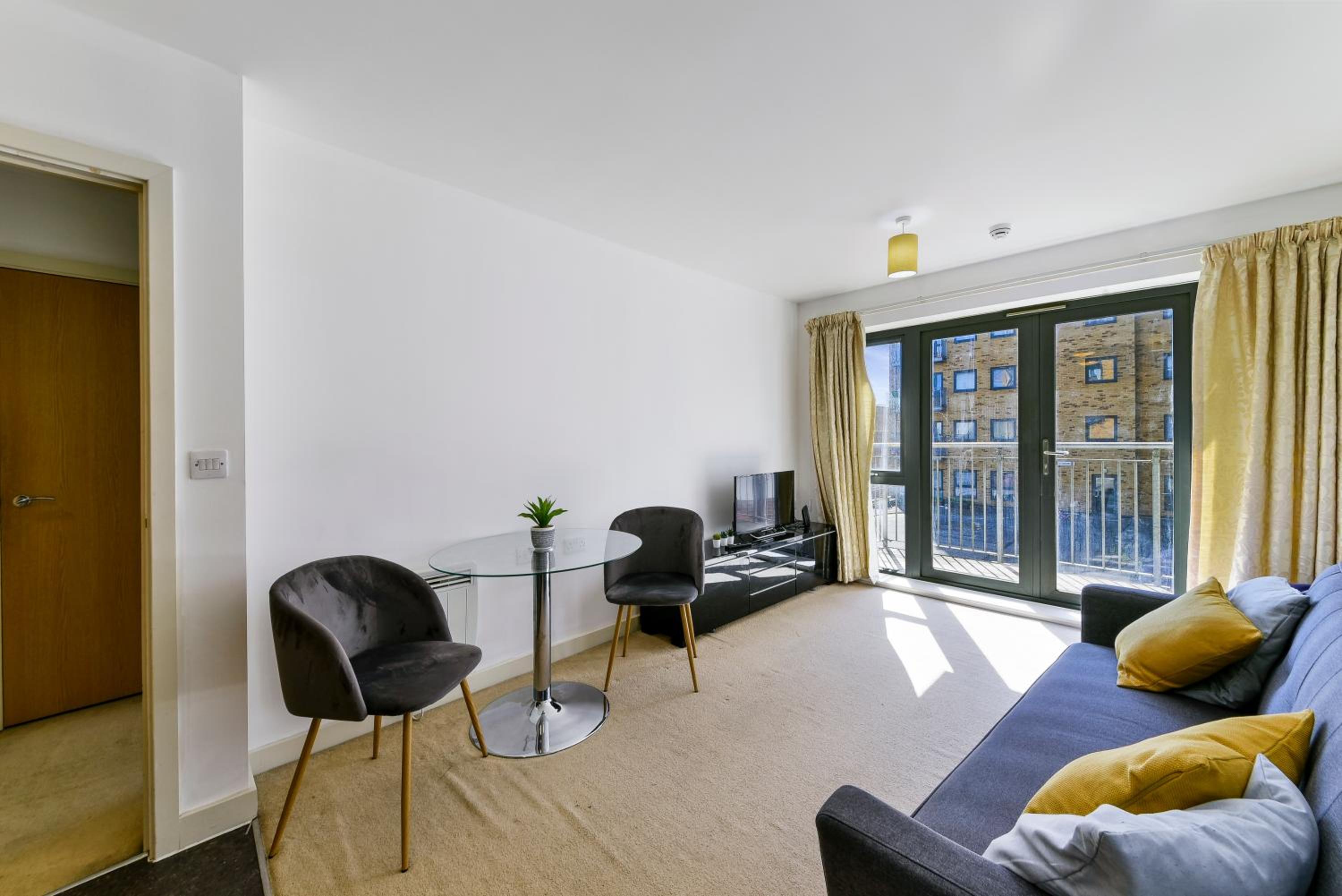 Luxe 1 bed flat 5 mins to Stratford - Free Parking